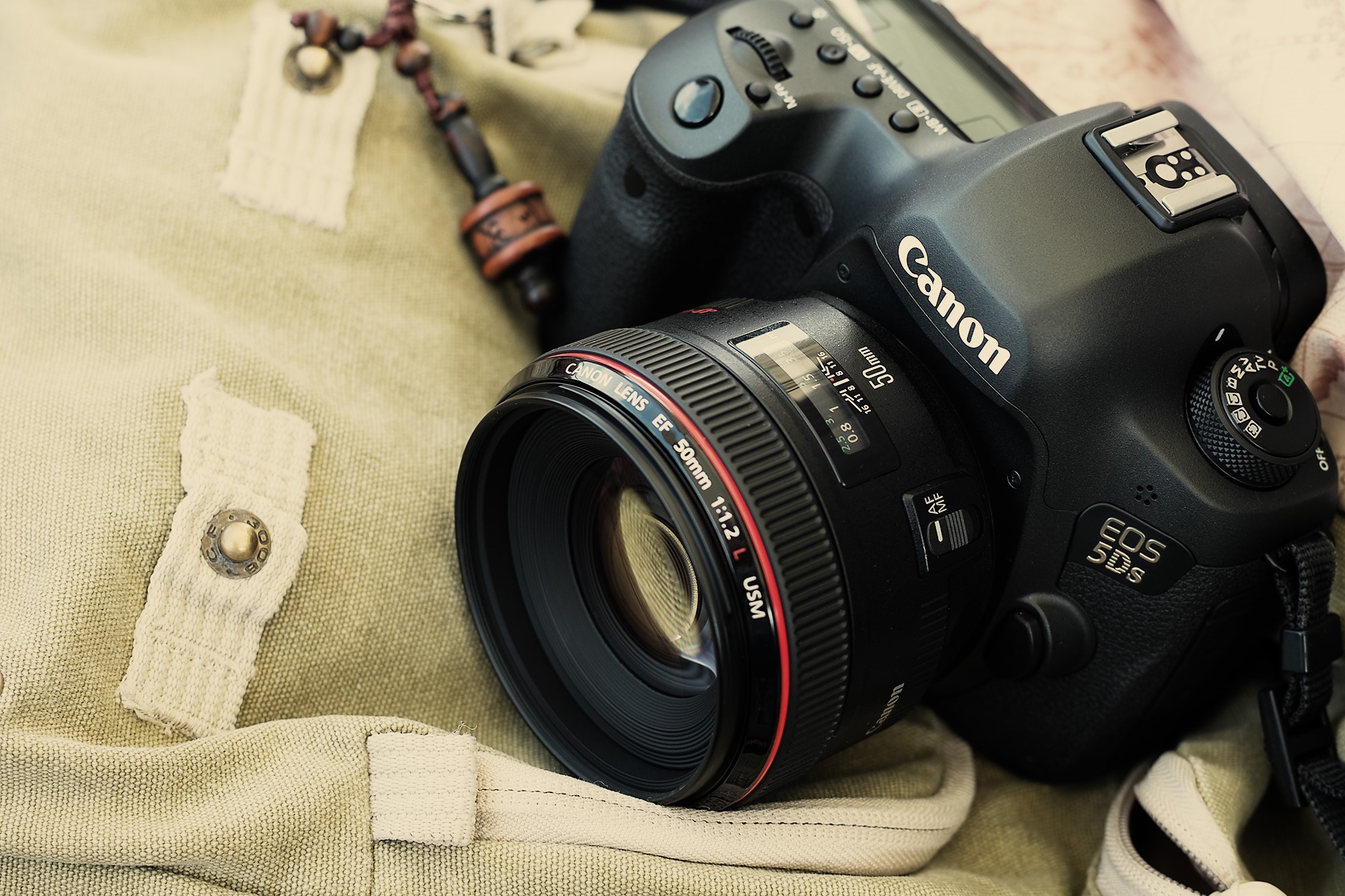 Canon EOS 5Ds camera with Canon EF 50mm f/1.2L USM lens HD Wallpaper