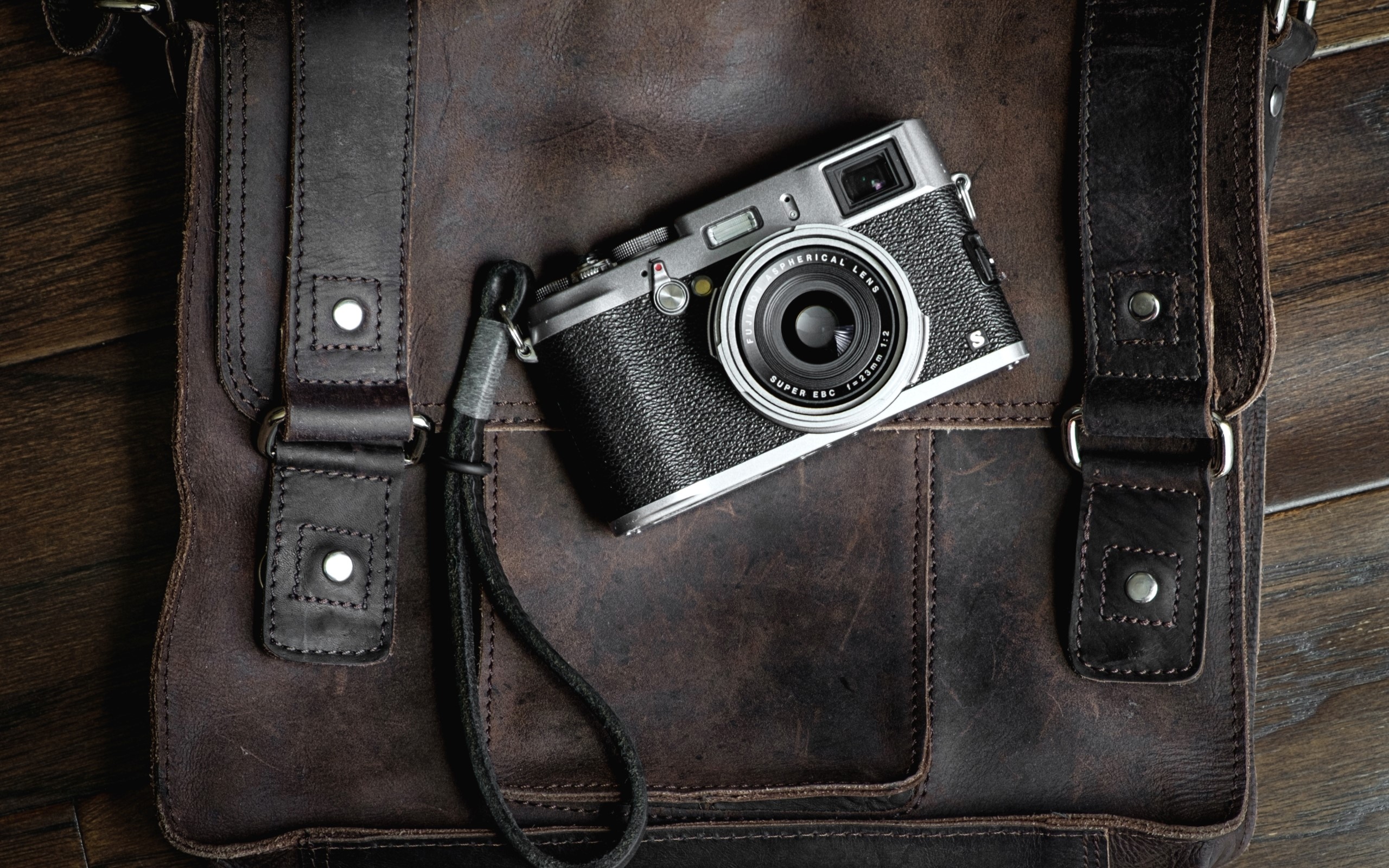 Retro camera on a leather bag HD Wallpaper