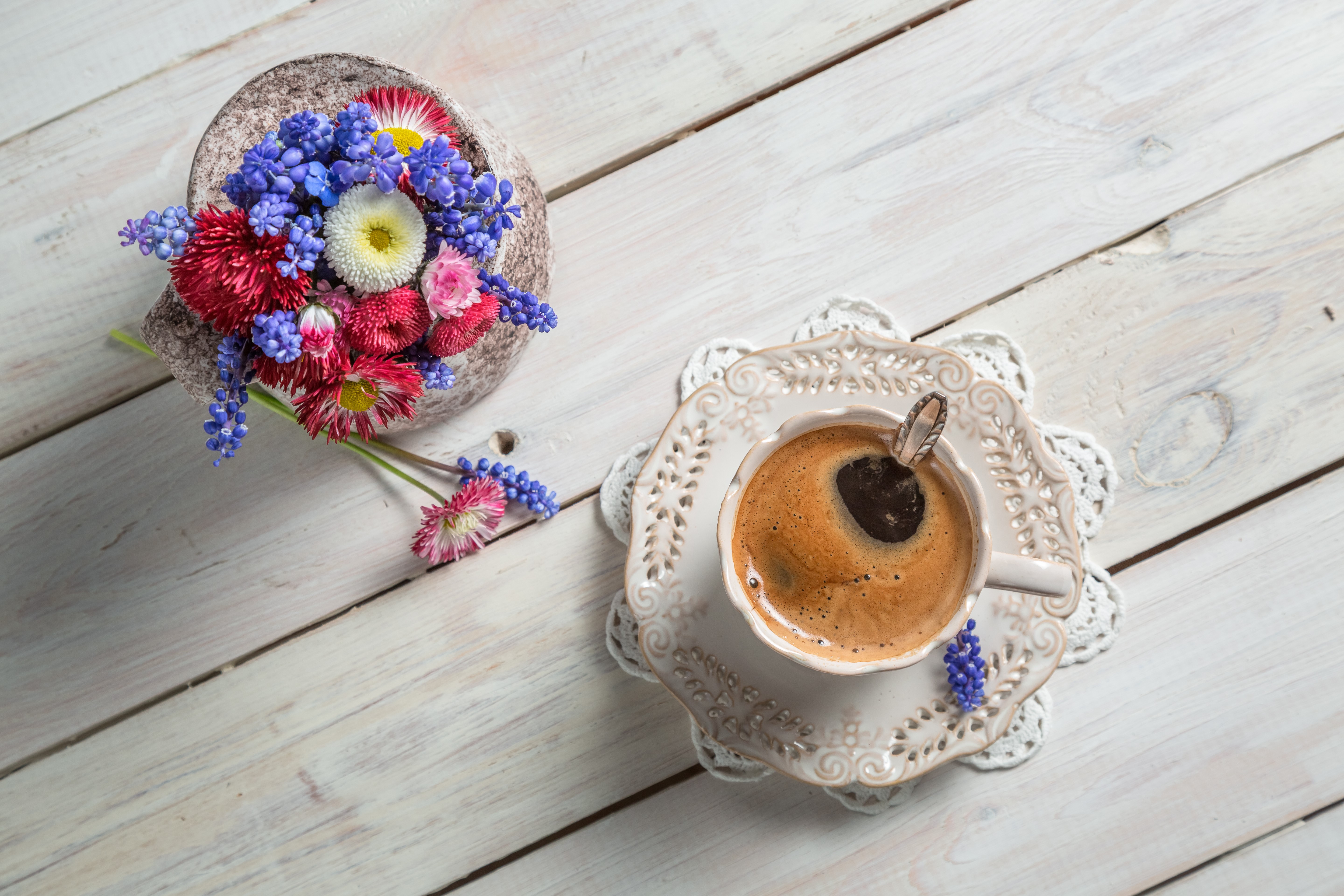Coffee cup with flowers on wooden planks HD Wallpaper