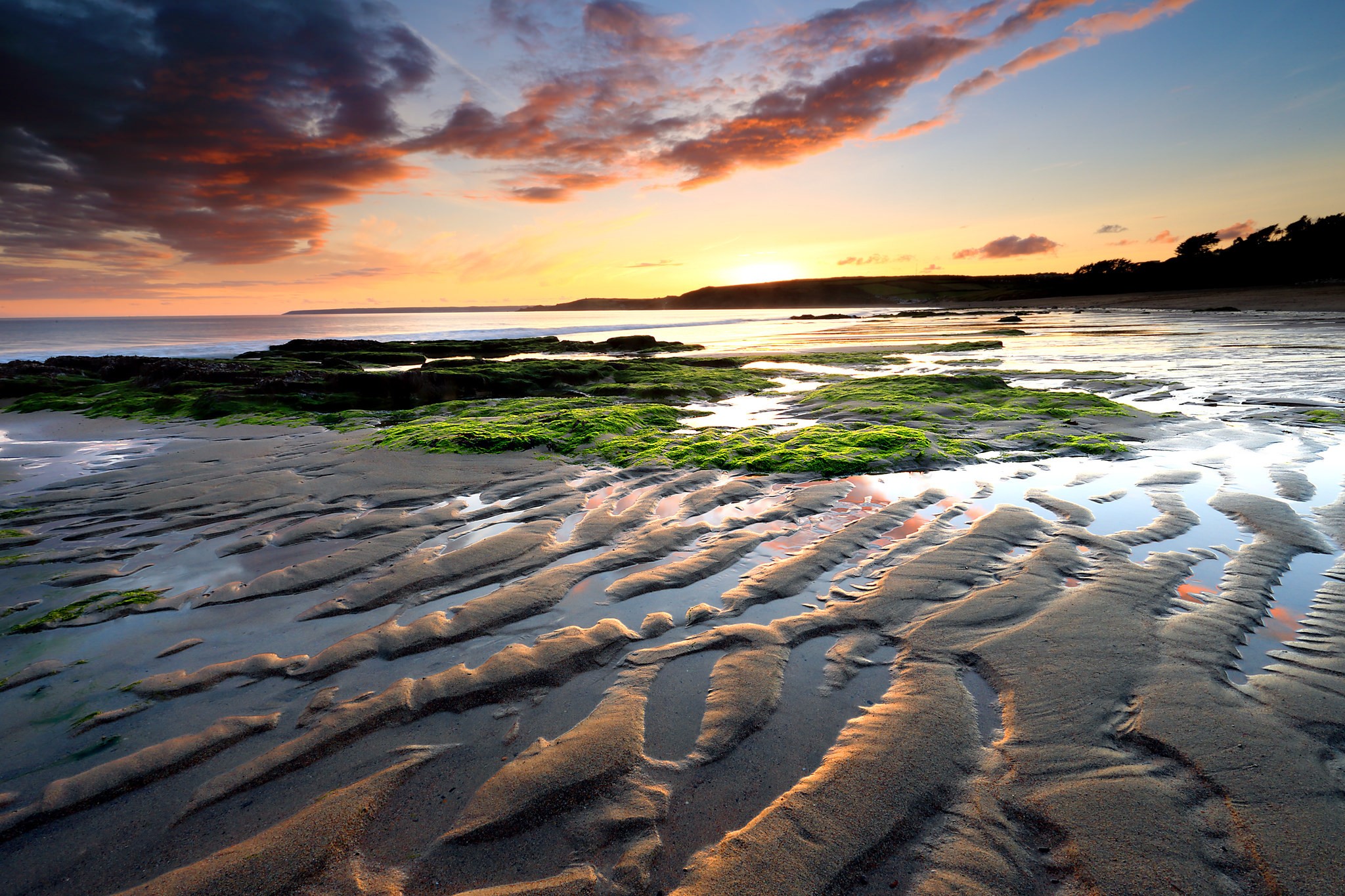 Beach at sunset with tide pools and mossy rocks HD Wallpaper
