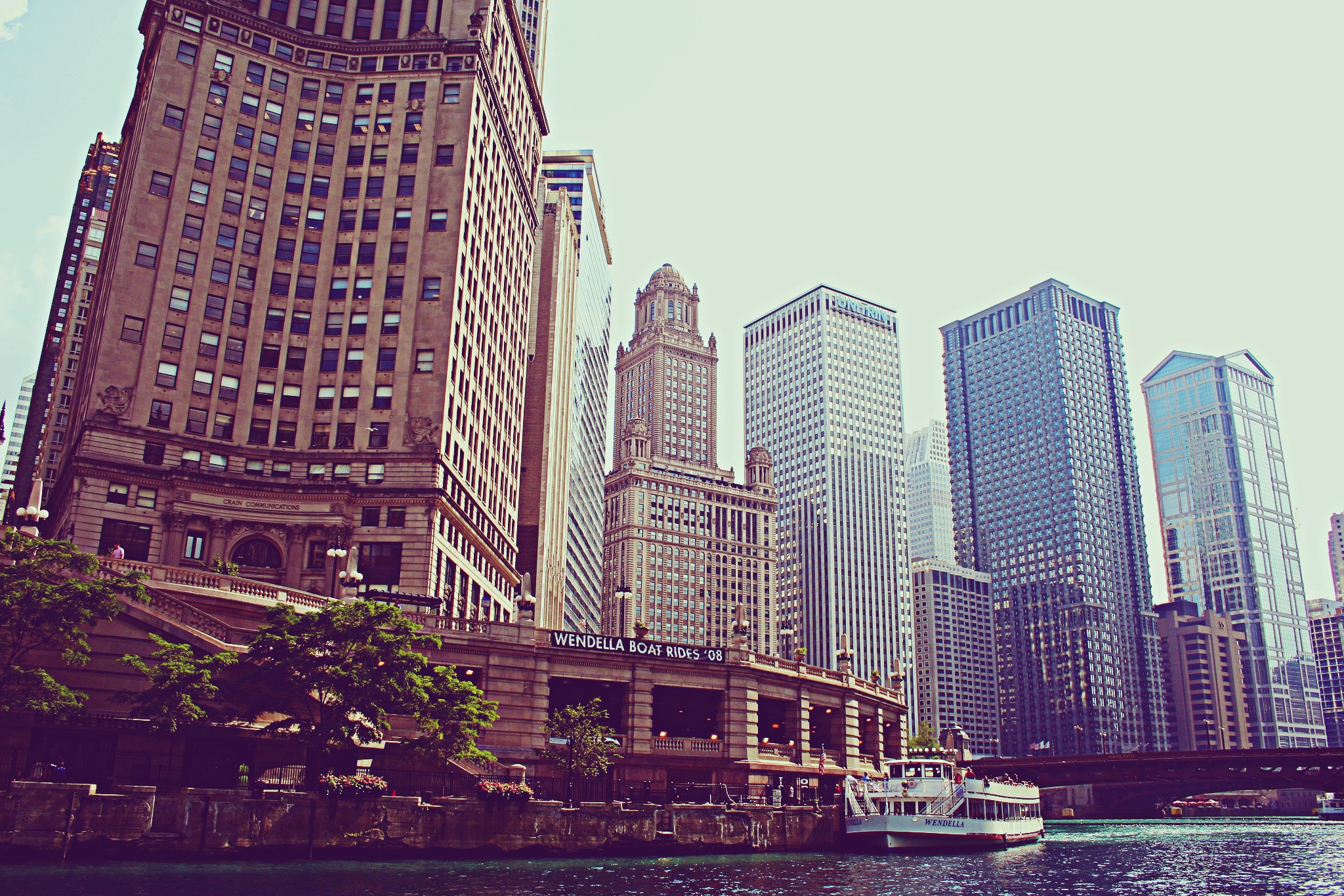 Chicago River with Skyscrapers and Wendella Boat HD Wallpaper