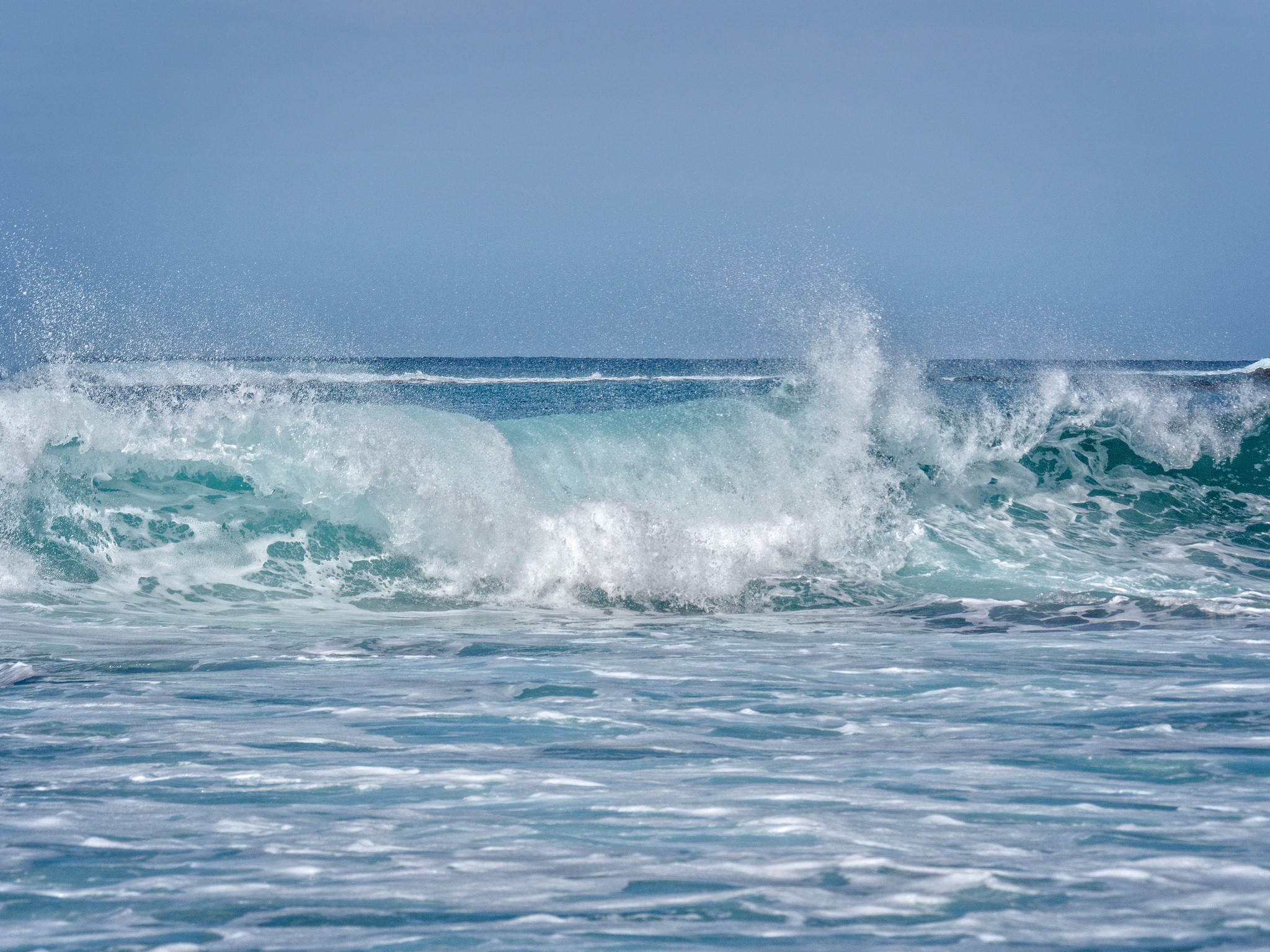 Ocean waves crashing at Napili Bay, Maui HD Wallpaper