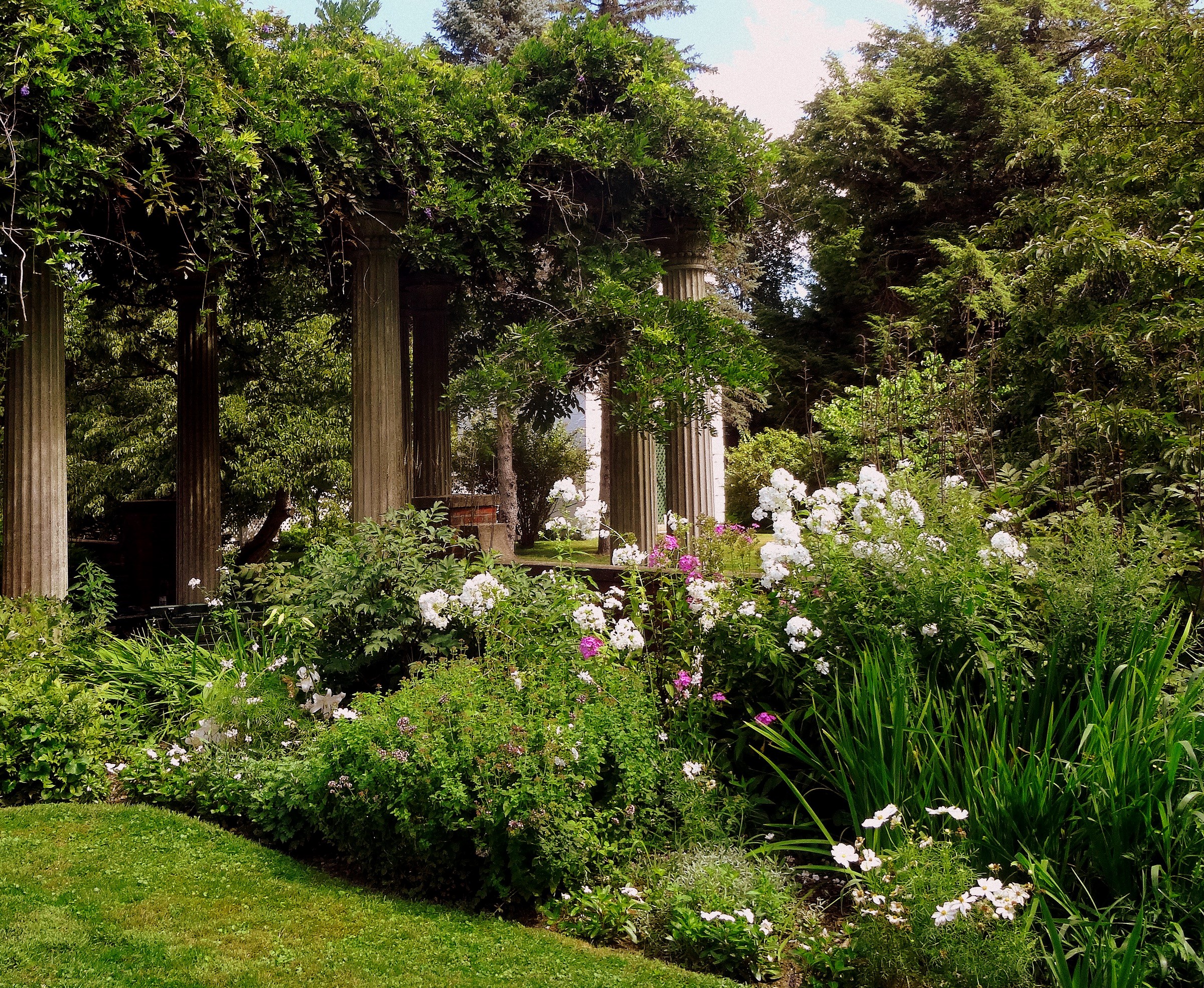 Garden with columns and blooming phlox HD Wallpaper