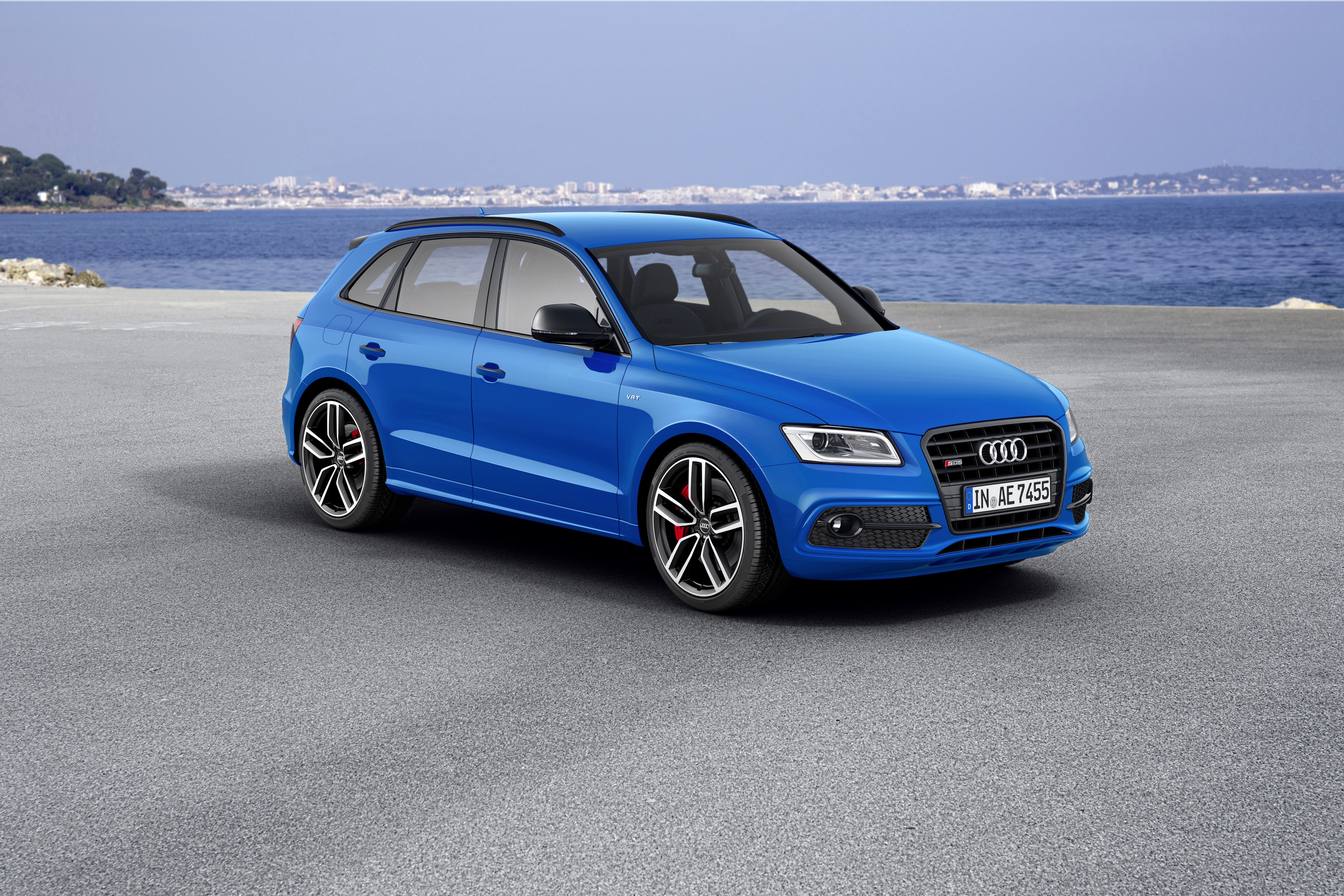 Blue Audi SQ5 TDI plus parked by the sea HD Wallpaper