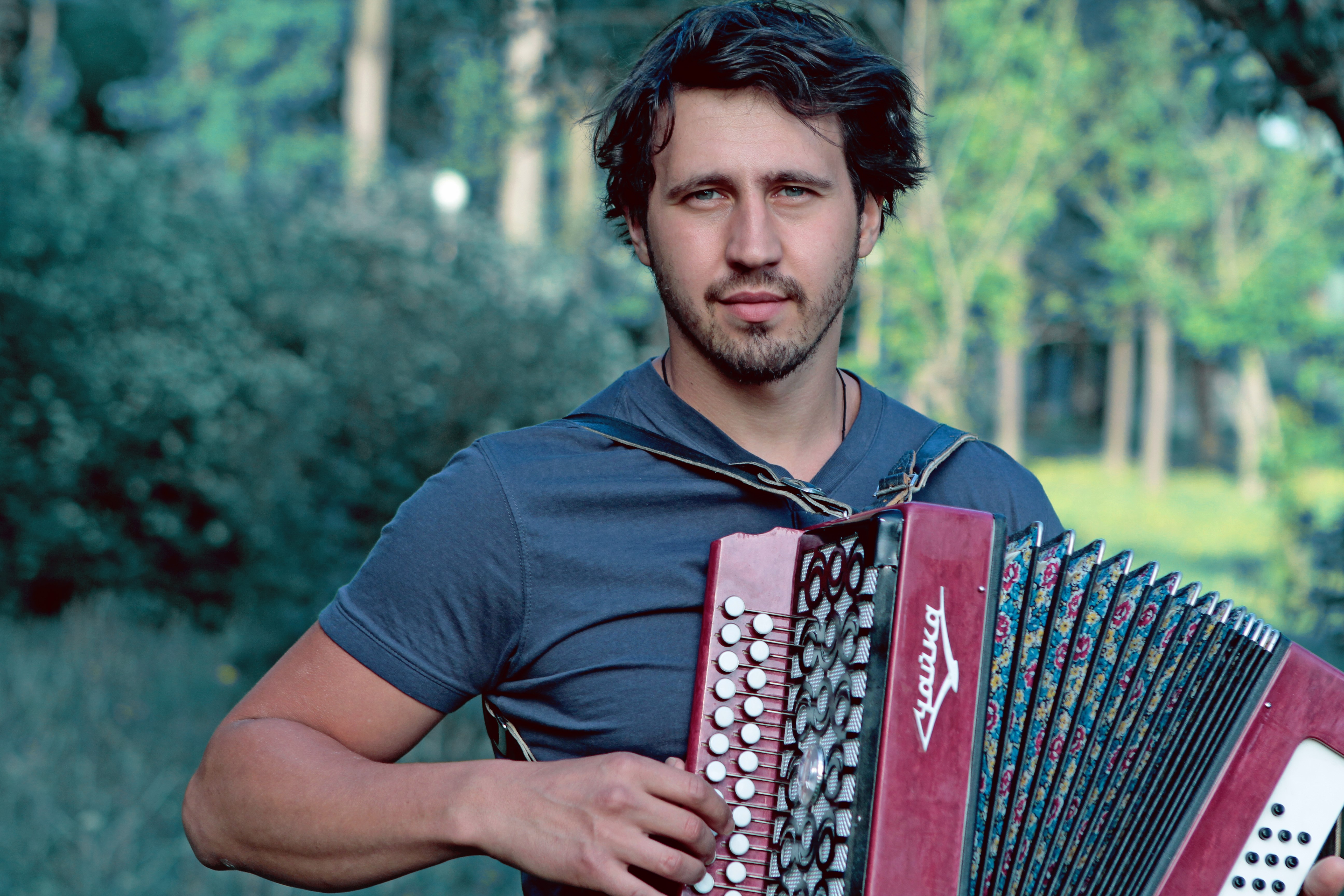 Igor Rasteriaev playing the accordion HD Wallpaper