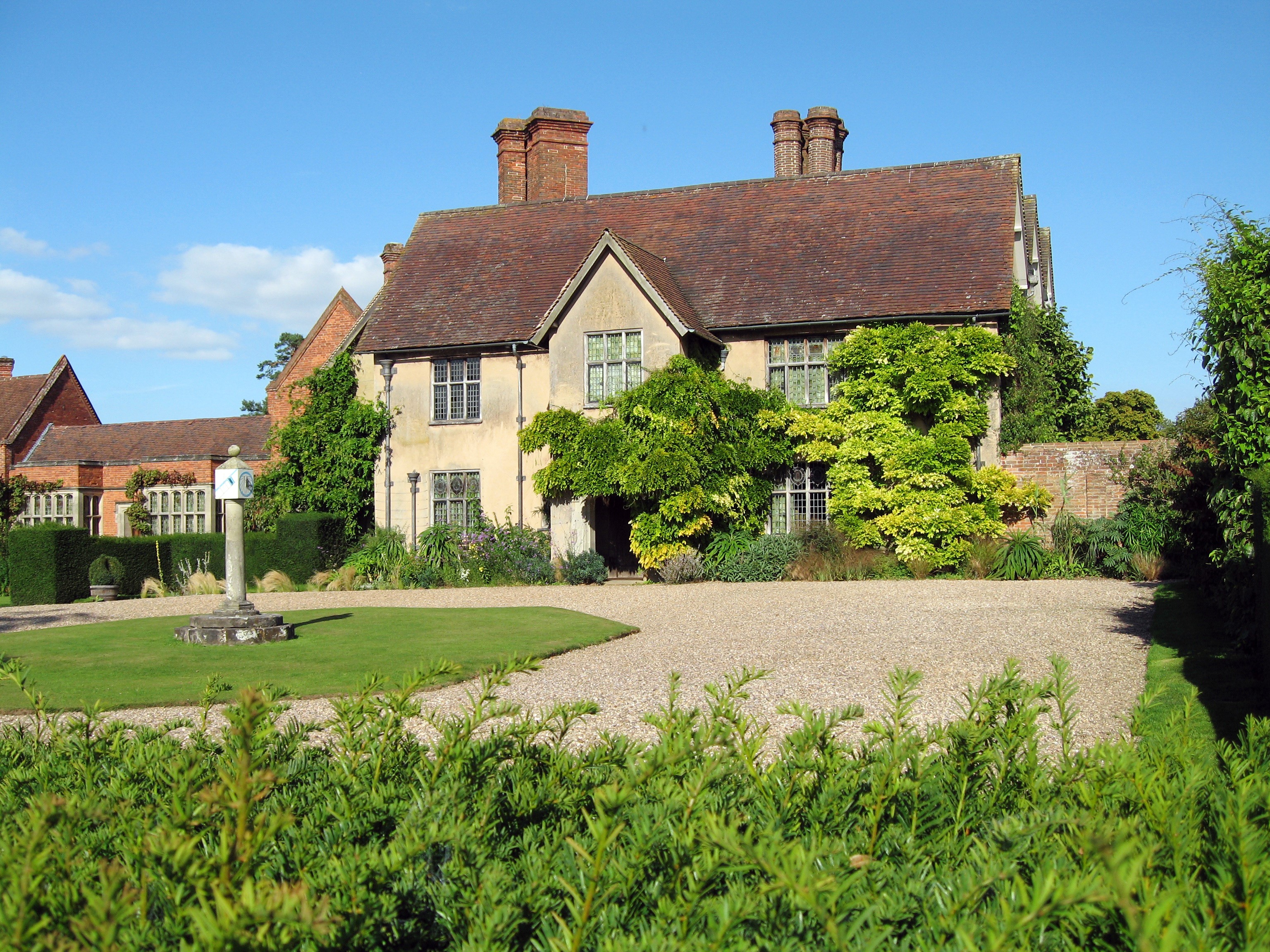 Packwood House, United Kingdom, with lawn and shrubs HD Wallpaper