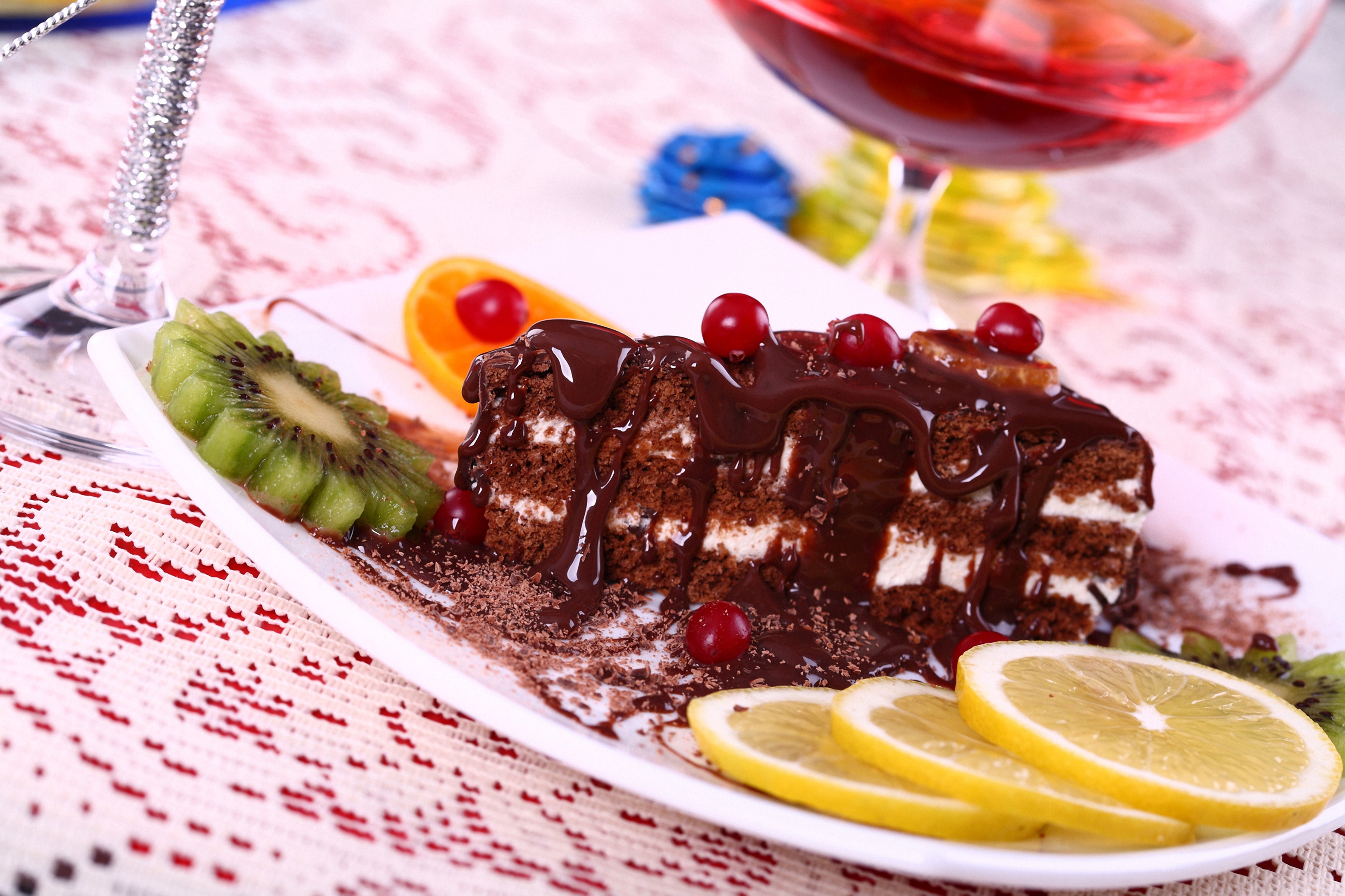 Chocolate cake with fruit and wine HD Wallpaper