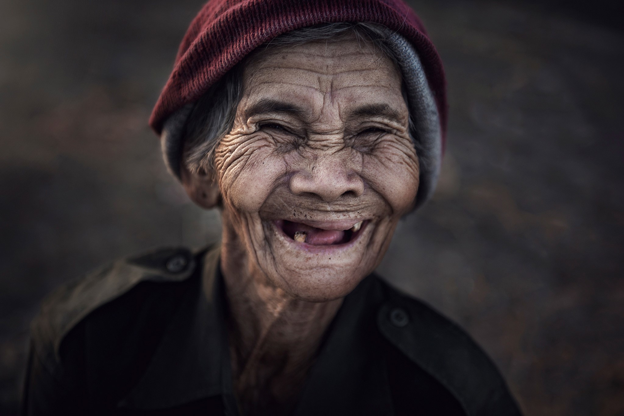 Elderly Thai woman smiling HD Wallpaper
