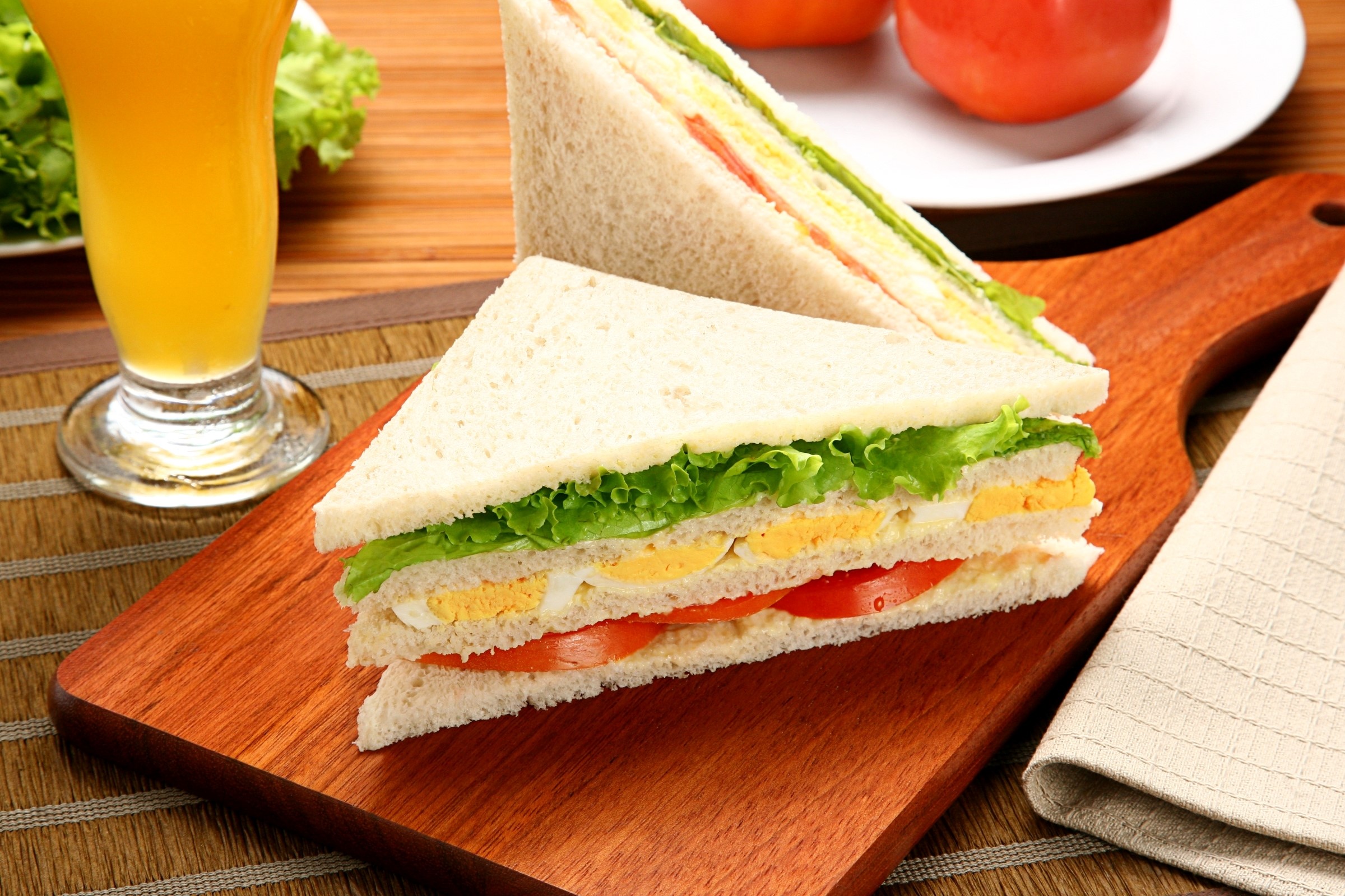 Egg and tomato sandwich with orange juice HD Wallpaper