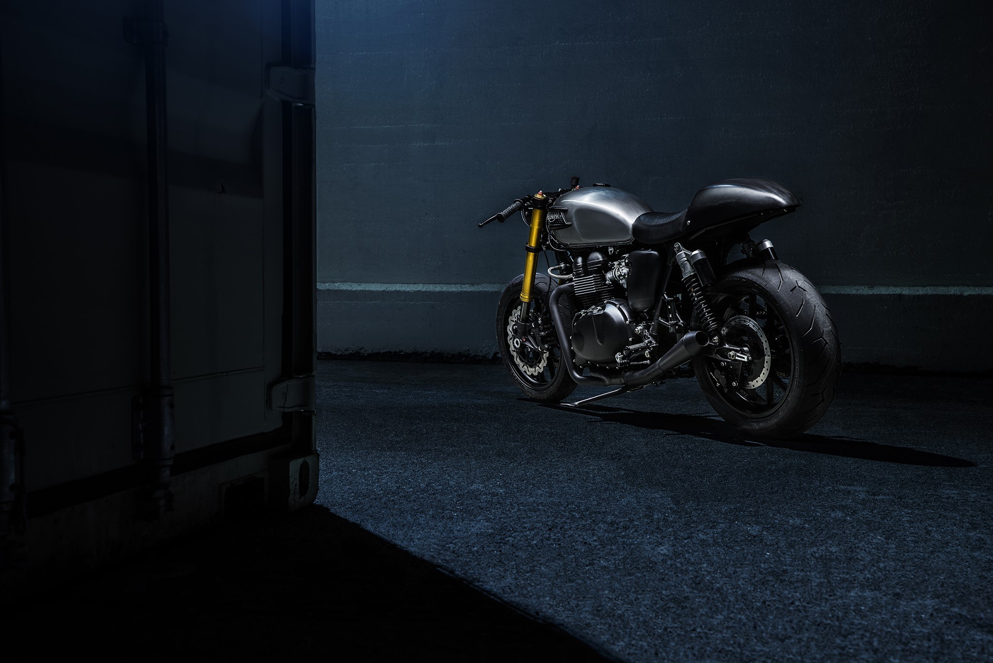 Triumph Bonneville cafe racer motorcycle at night HD Wallpaper