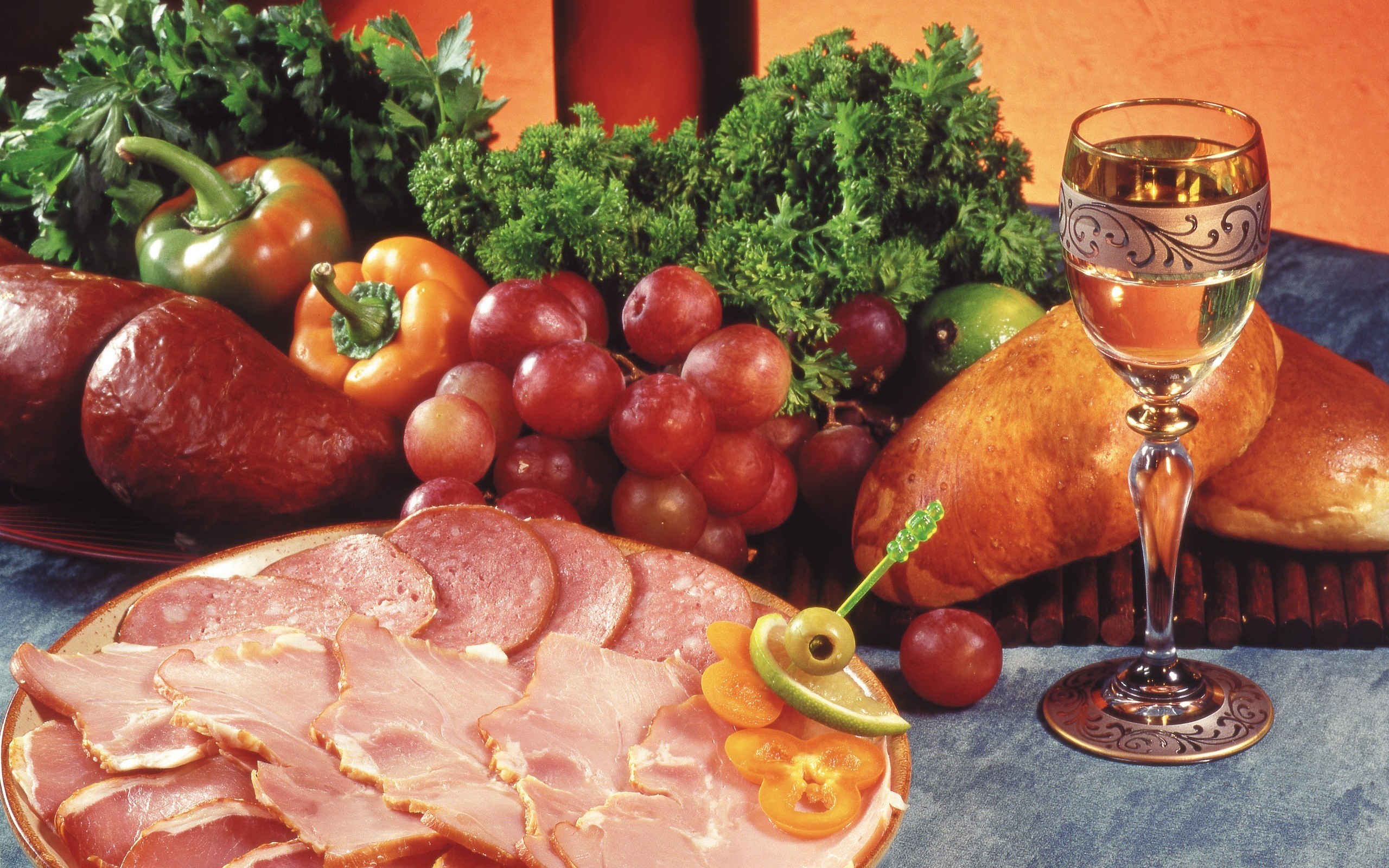 Meat platter with wine, bread, and vegetables HD Wallpaper