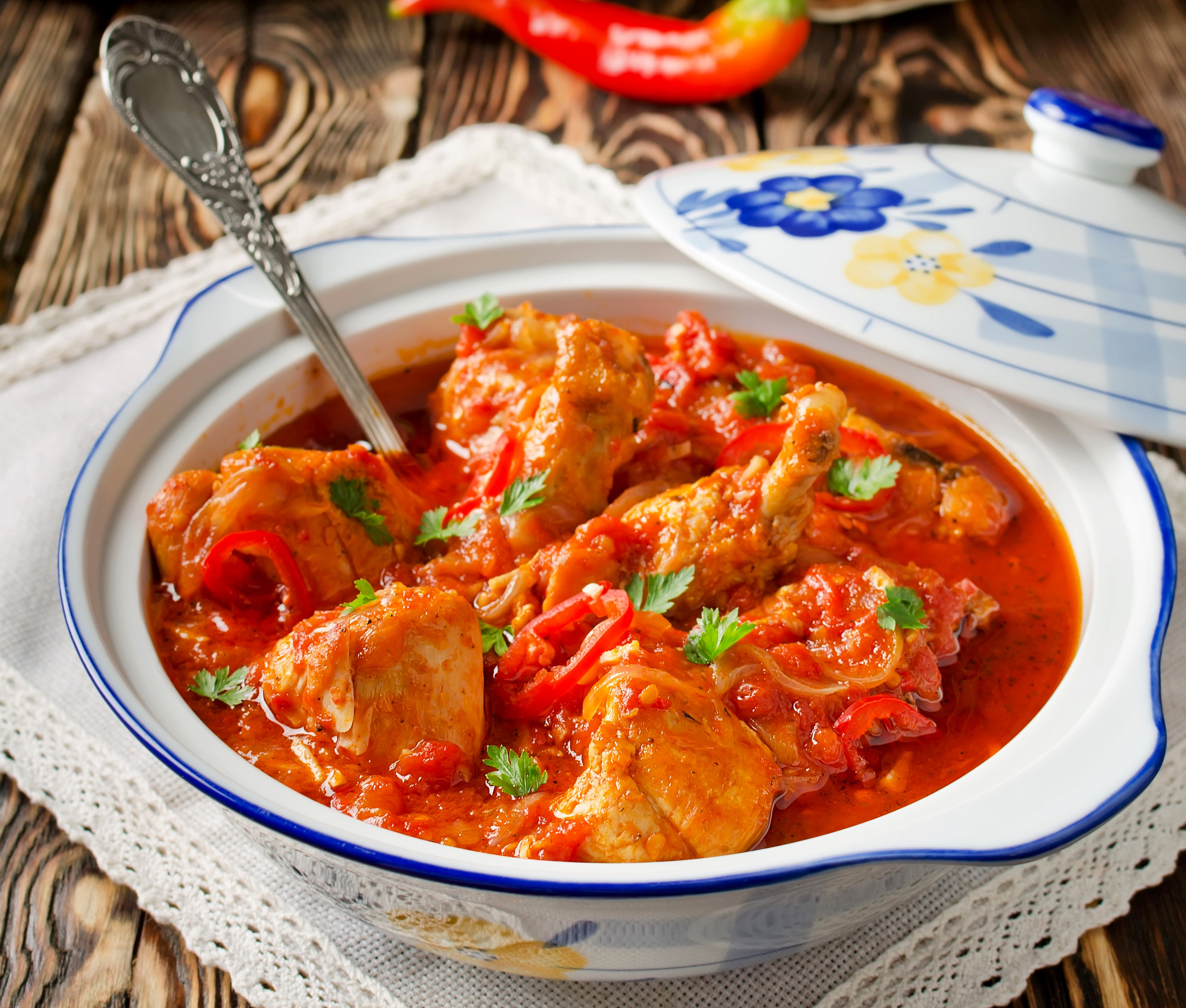 Chicken stew with red peppers and tomatoes HD Wallpaper