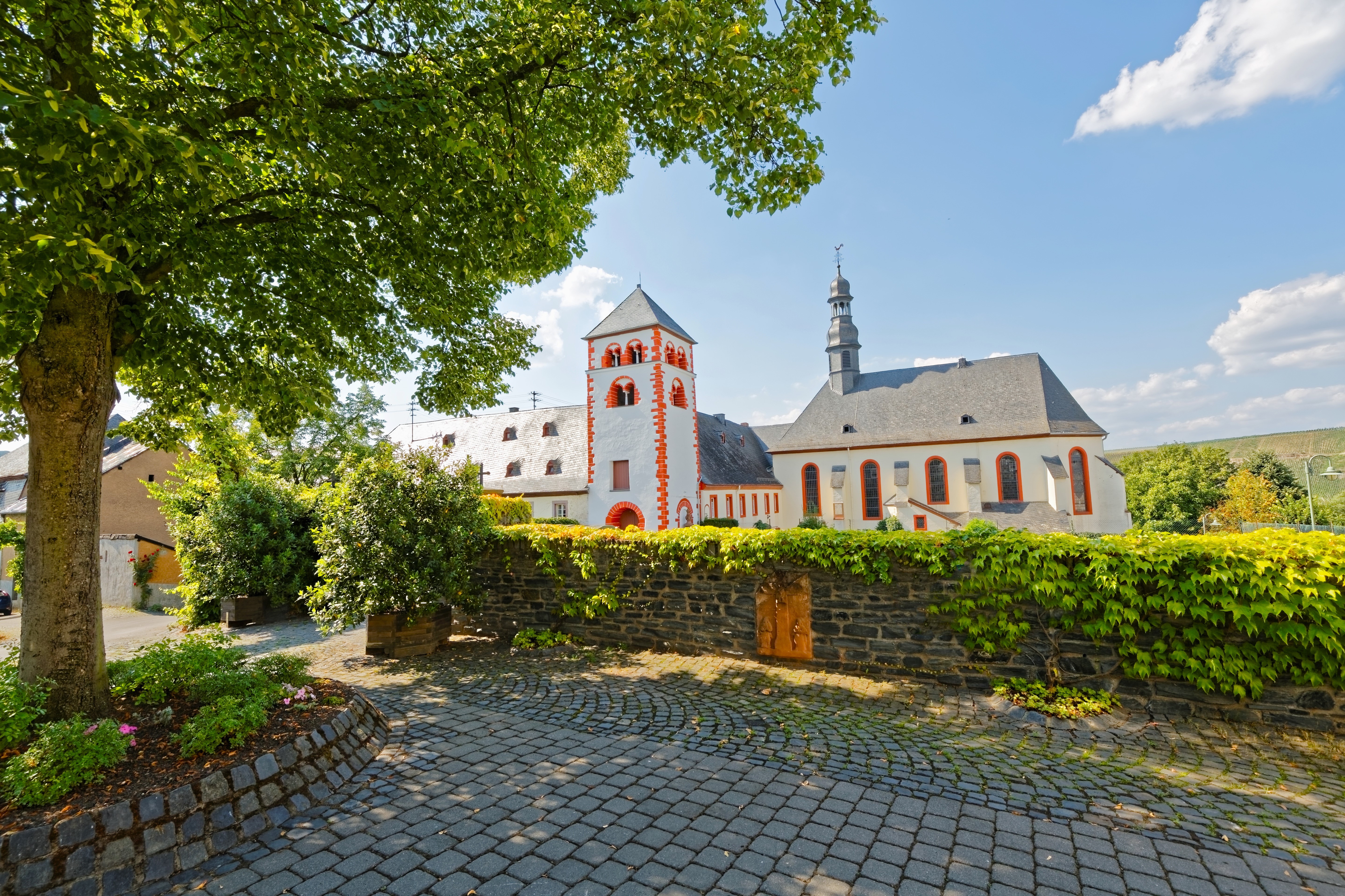 Church and buildings in Brauneberg, Germany HD Wallpaper