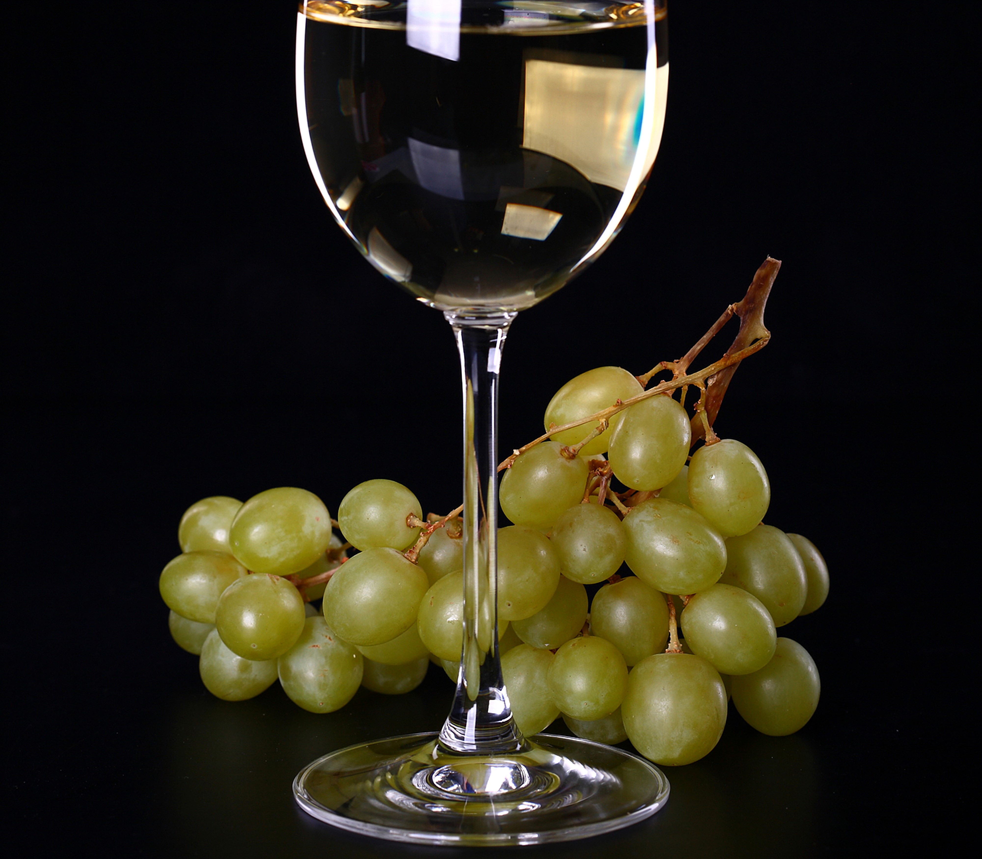 White wine in a glass with green grapes HD Wallpaper