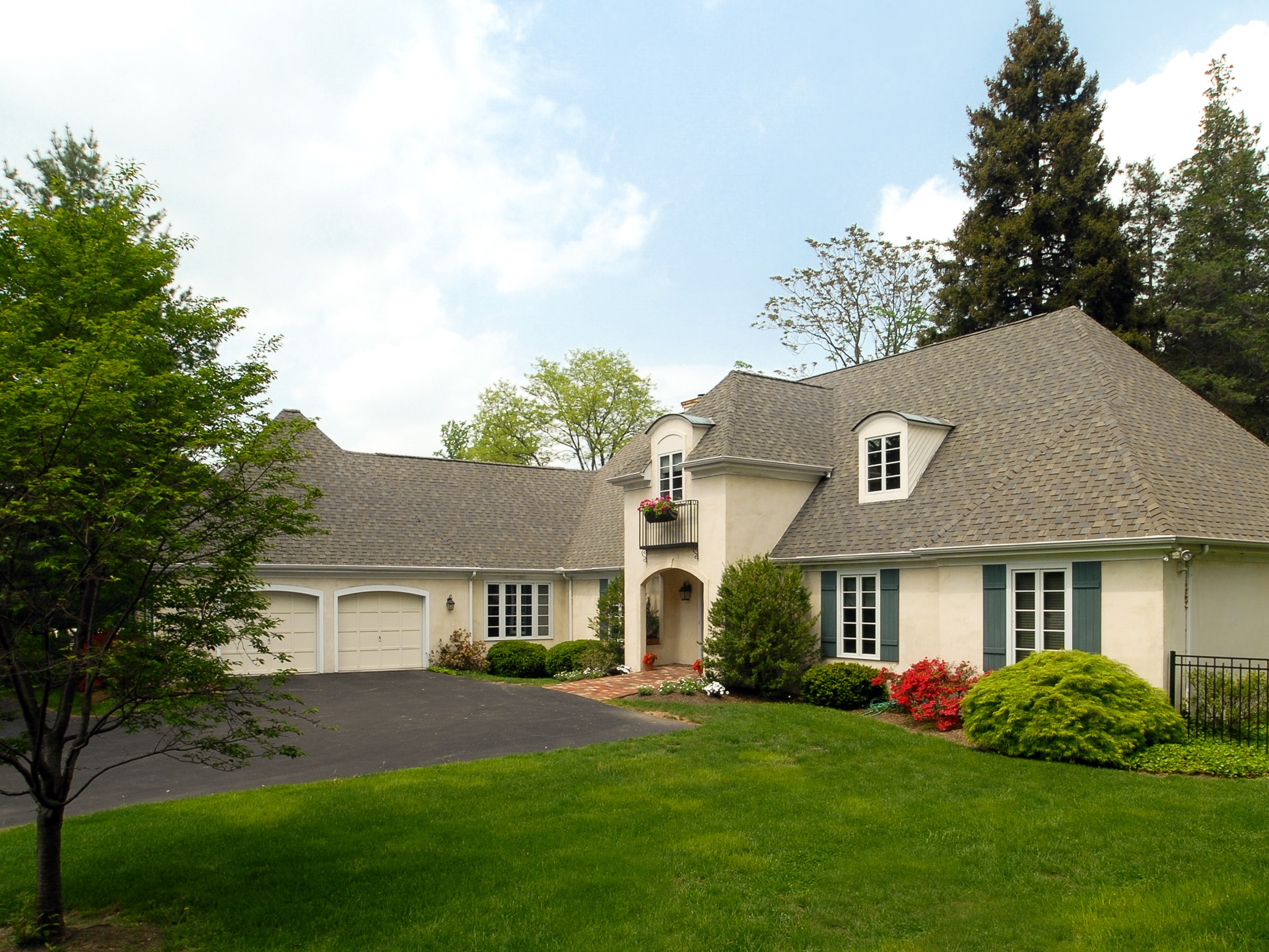 Cream-colored house with garage and manicured lawn HD Wallpaper