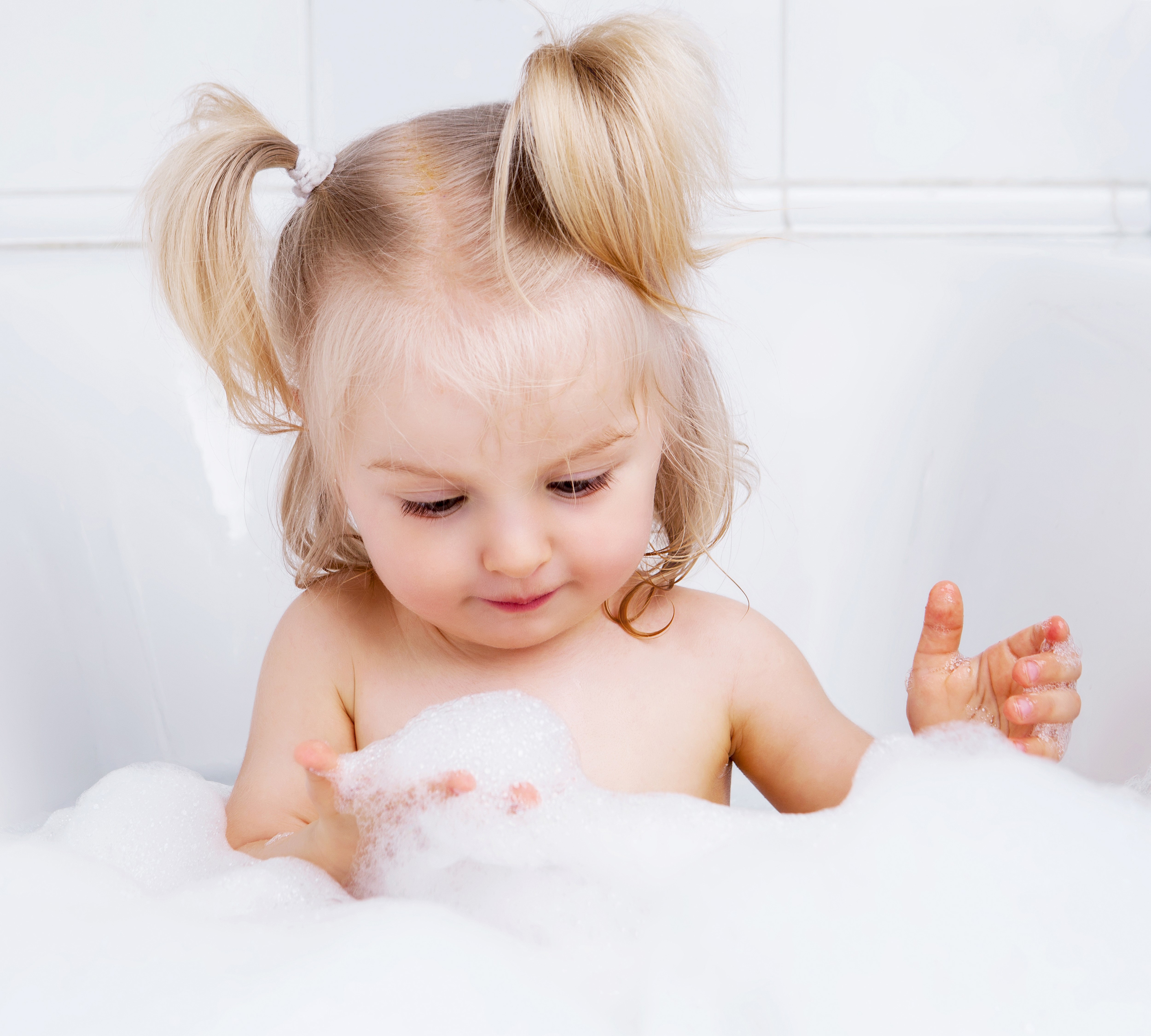 Little girl in a bubble bath HD Wallpaper