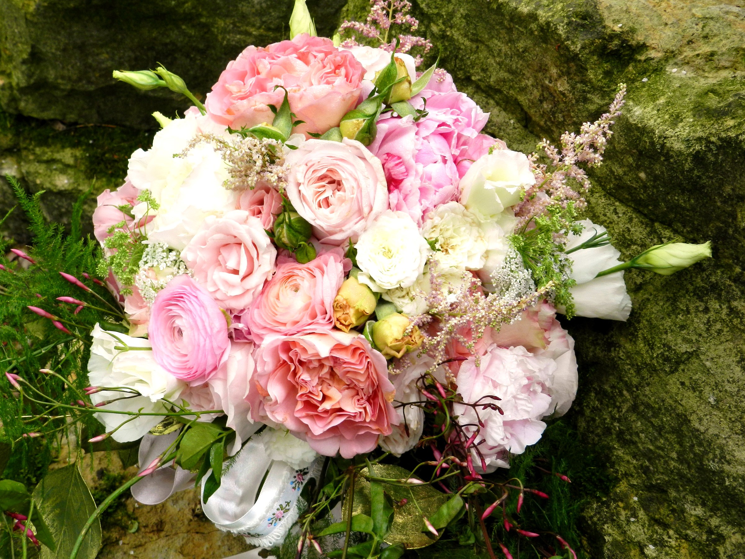 Pink and white floral bouquet with roses and eustoma HD Wallpaper