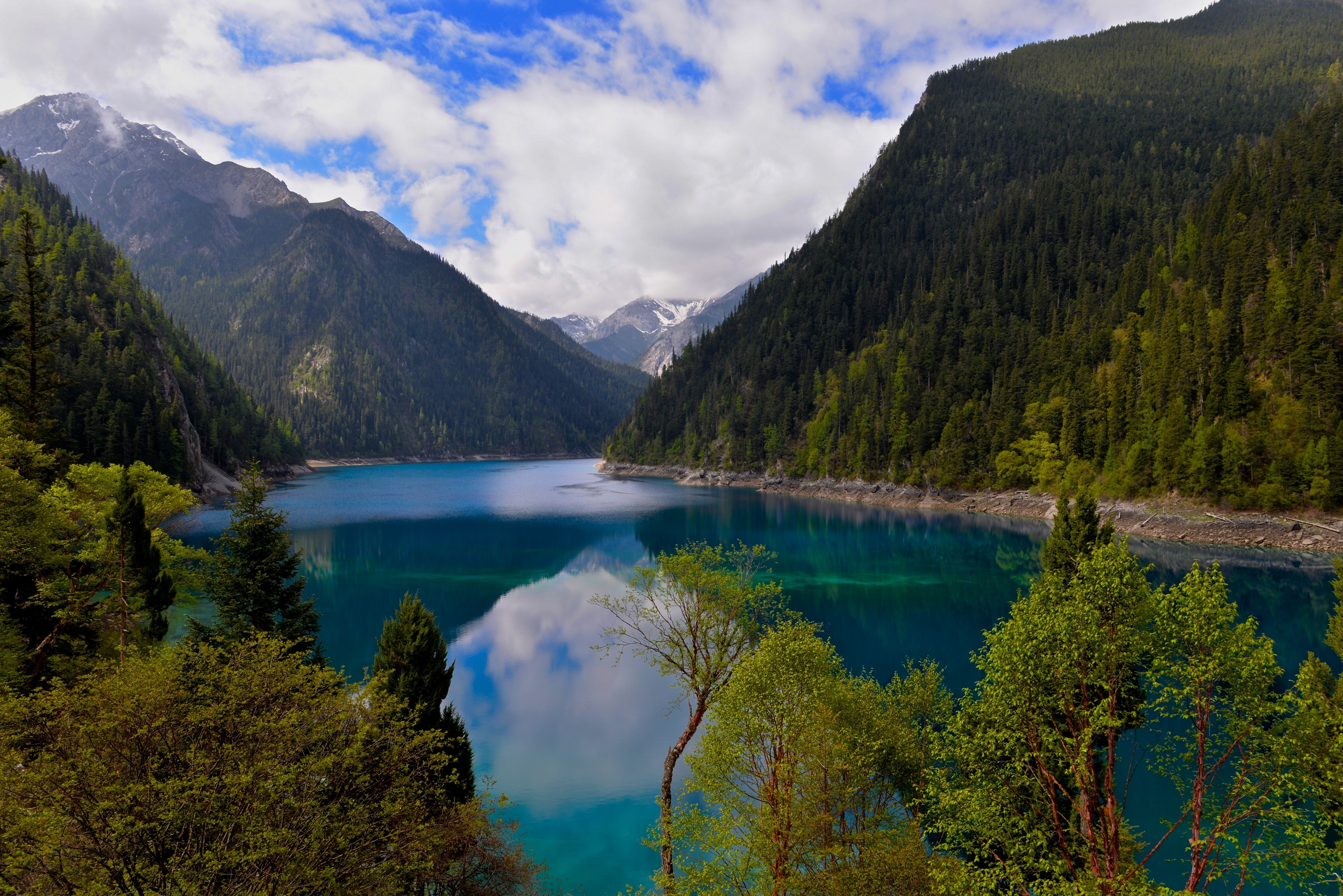 Long Lake in Jiuzhaigou National Park, Sichuan, China HD Wallpaper