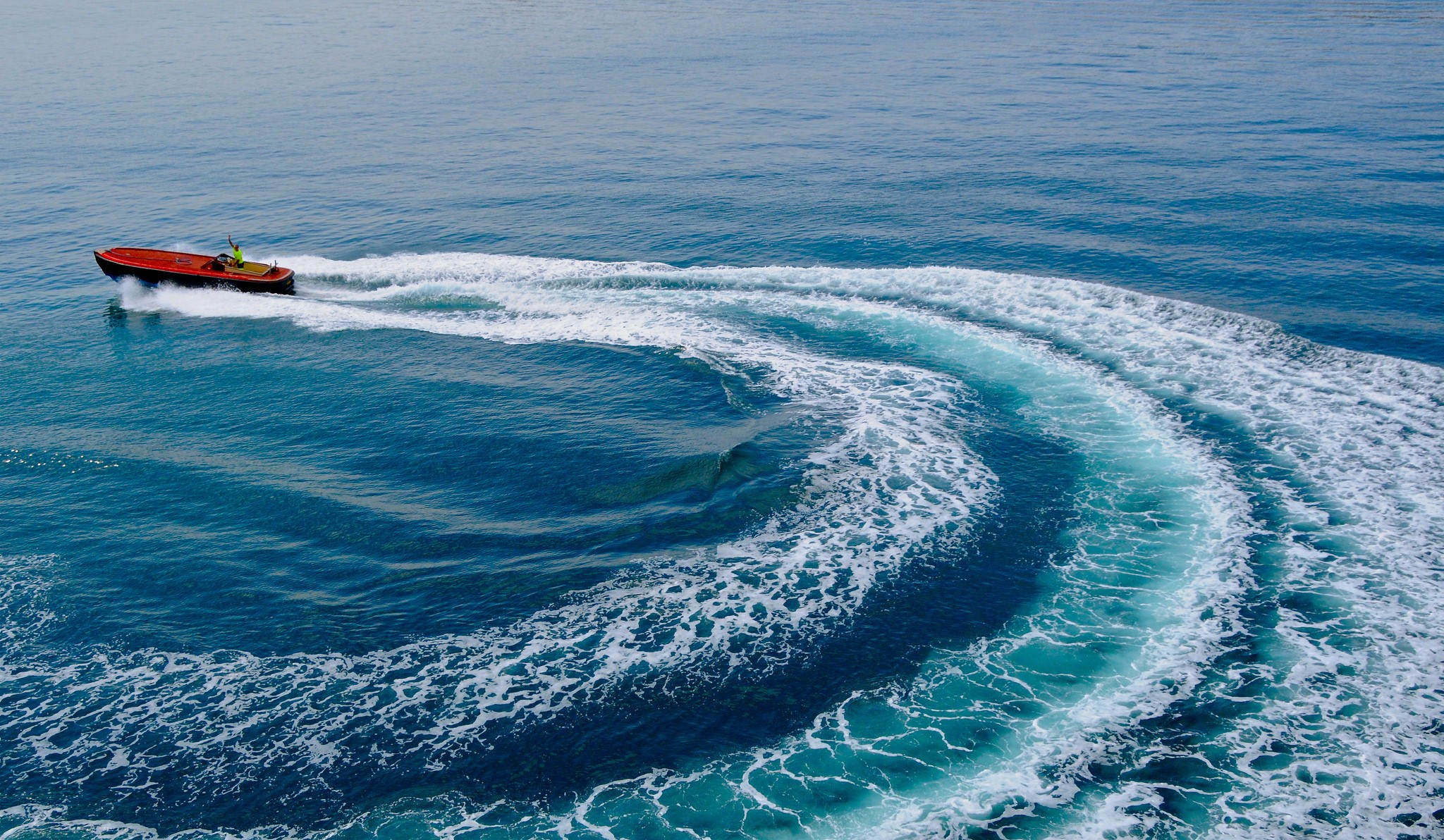 Motorboat making a turn in the Gulf of Lion HD Wallpaper