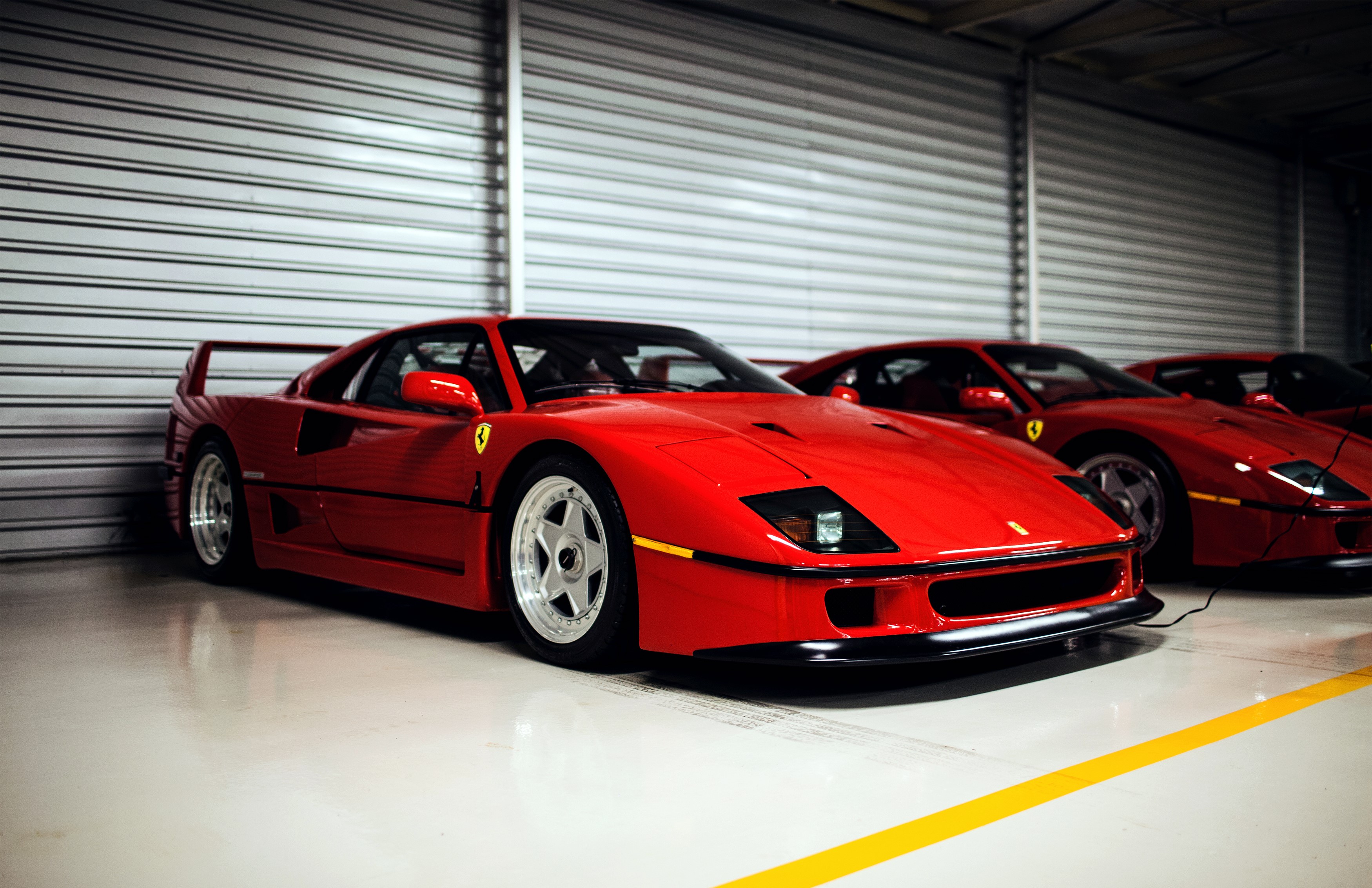 Red Ferrari F40 cars in a garage HD Wallpaper