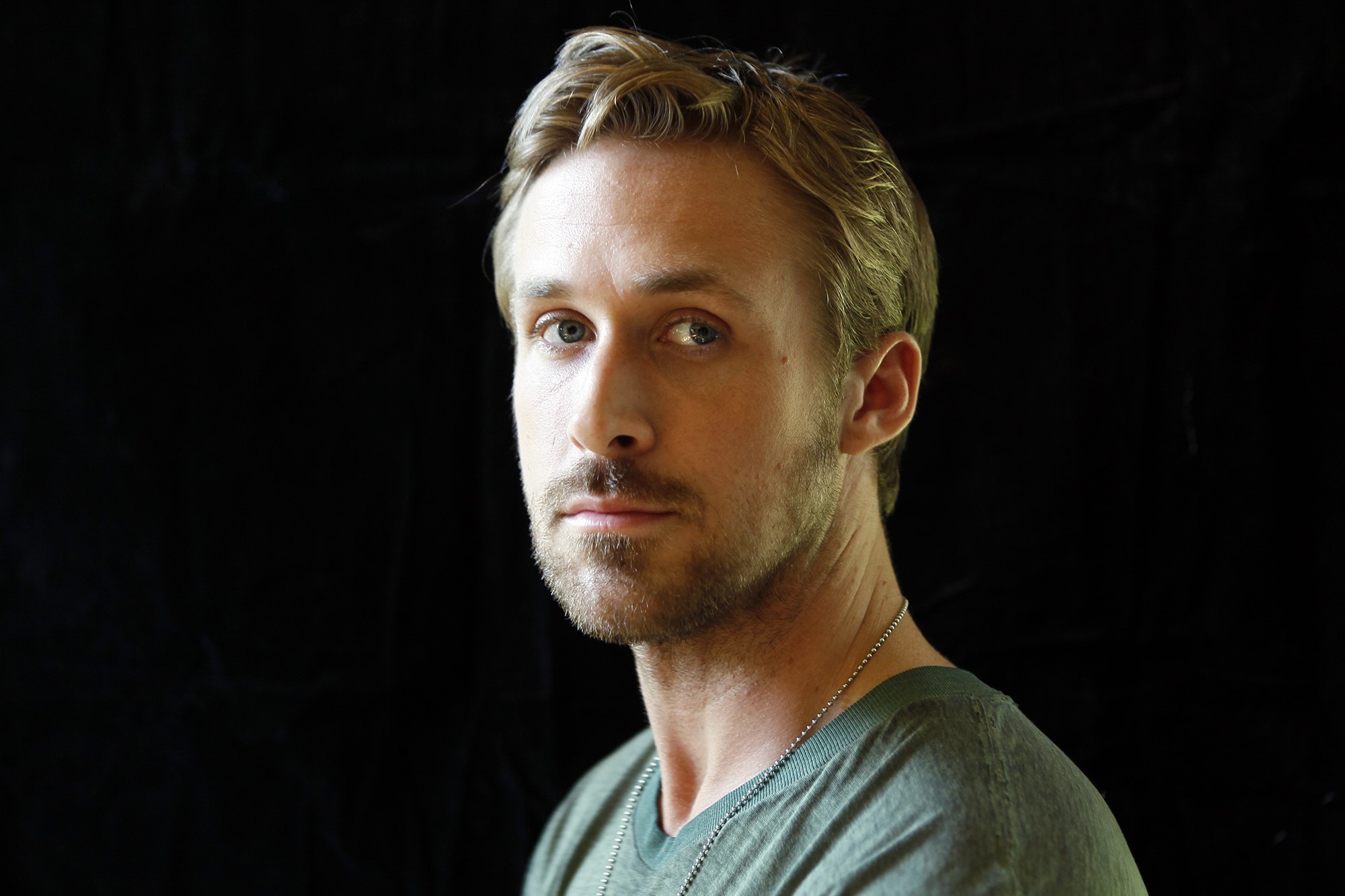 Ryan Gosling wearing a green t-shirt HD Wallpaper