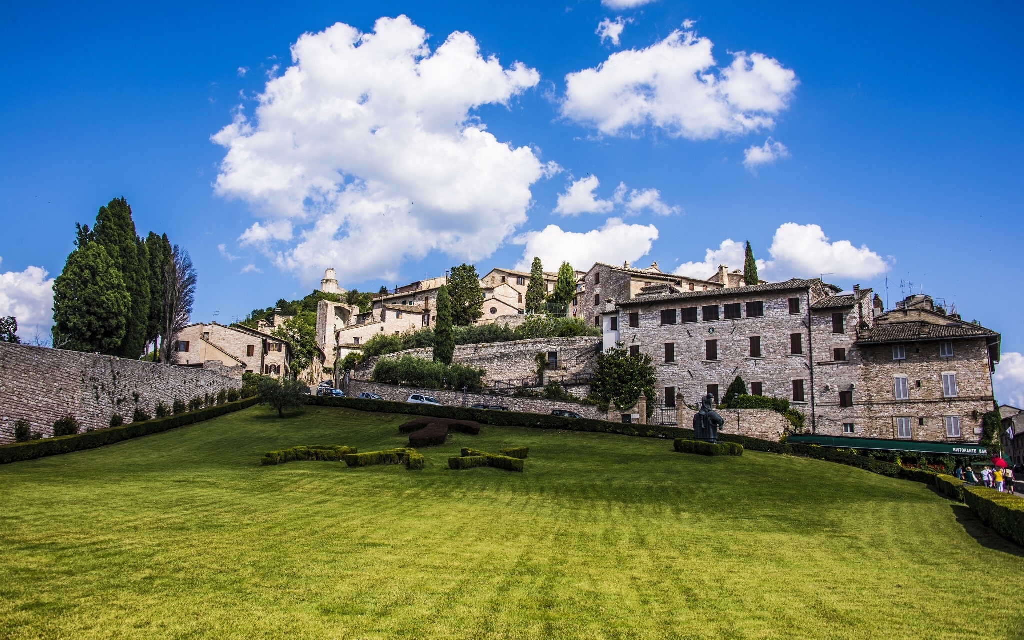 Assisi, Italy town on a hill with green lawn HD Wallpaper
