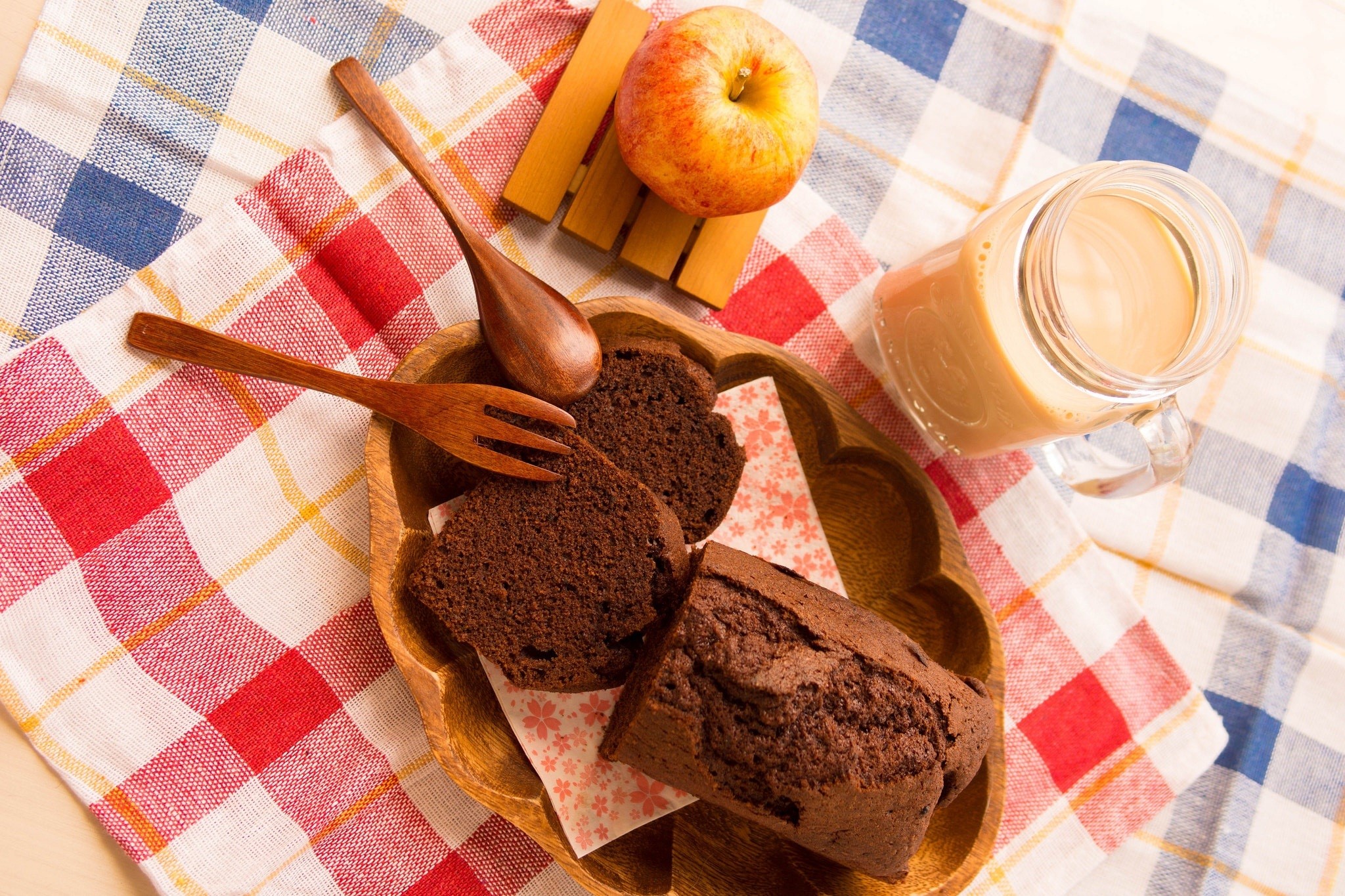 Chocolate cake slices with apple and coffee in a jar HD Wallpaper