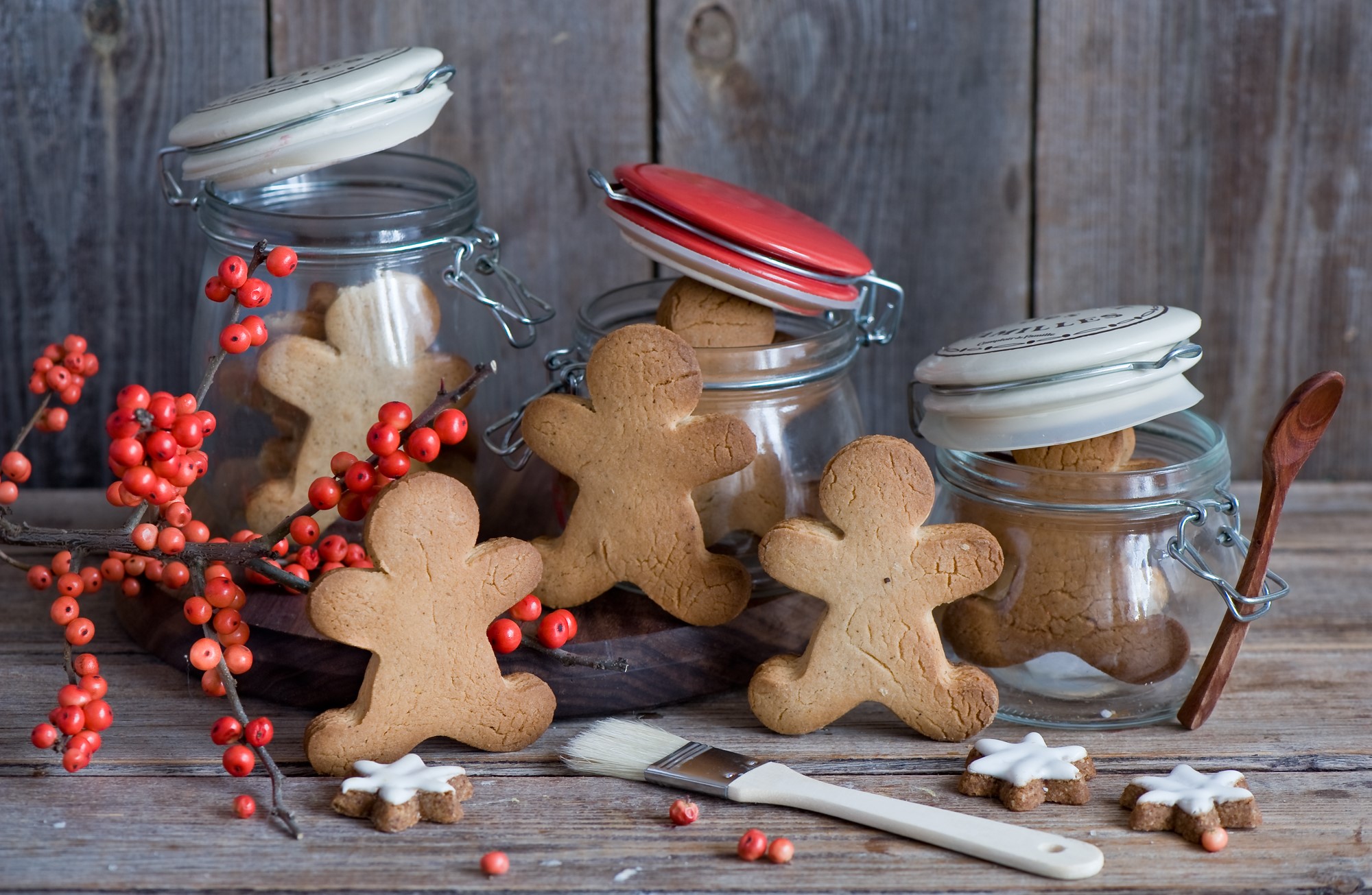 Gingerbread cookies in jars with berries and a brush HD Wallpaper