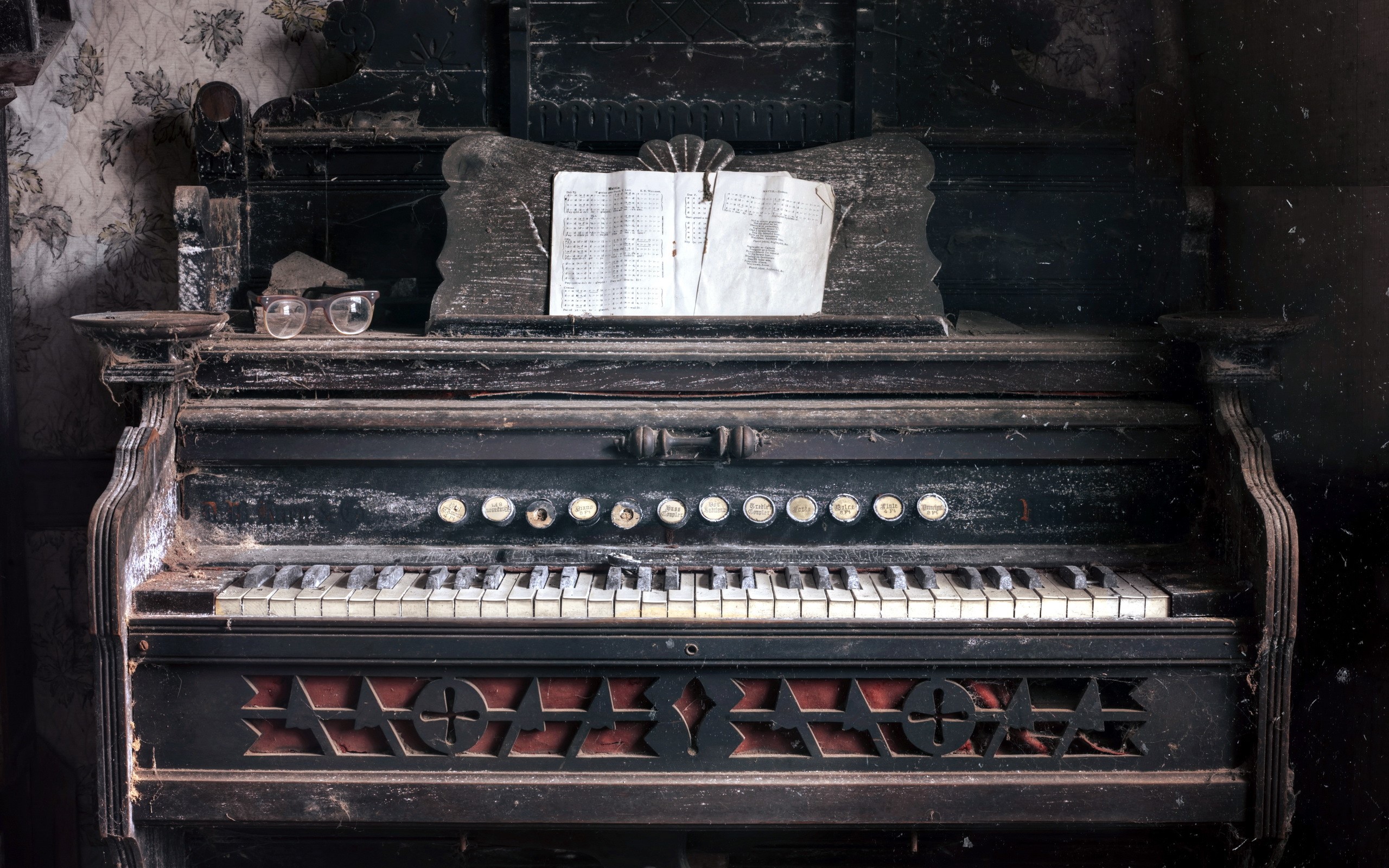 Old dusty piano with sheet music and glasses HD Wallpaper