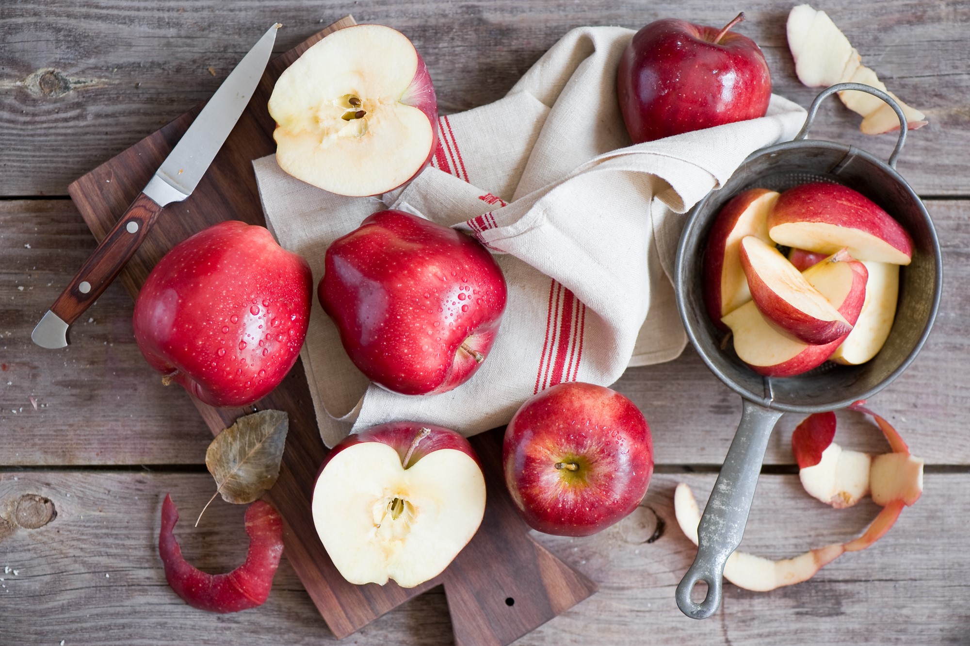 Red apples and a knife on a wooden table HD Wallpaper