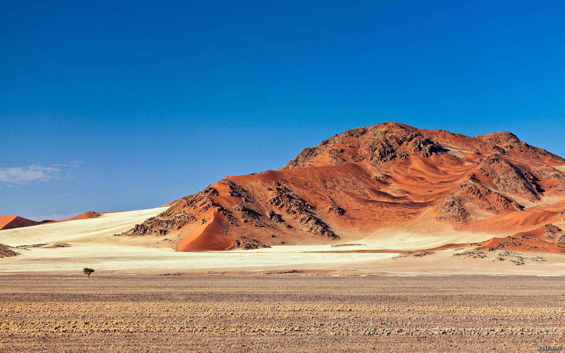 Desert landscape with sand dunes and mountains HD Wallpaper