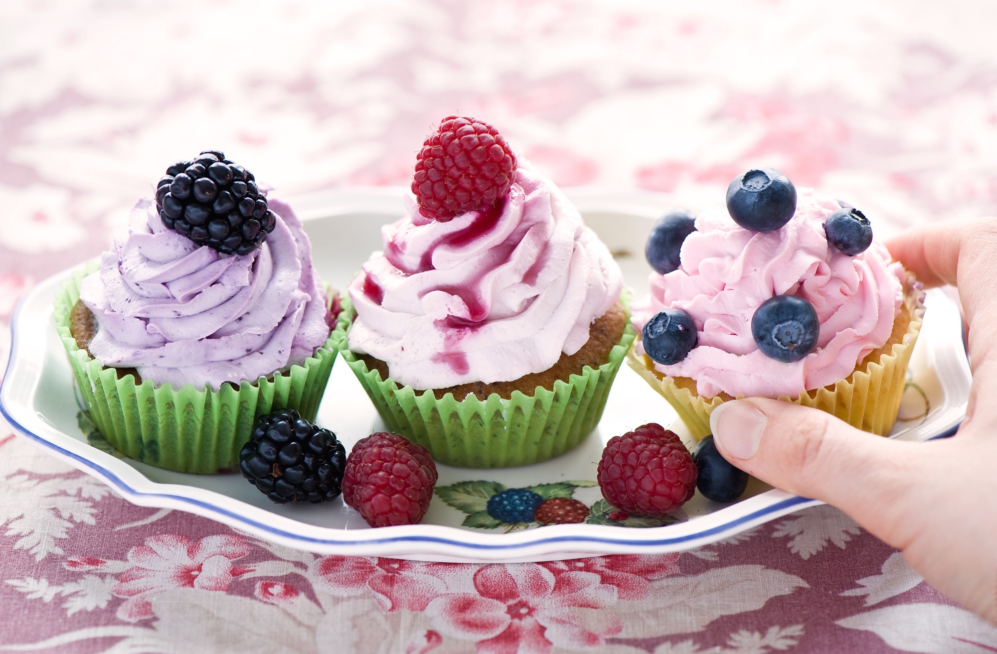 Three berry cupcakes on a decorative plate HD Wallpaper