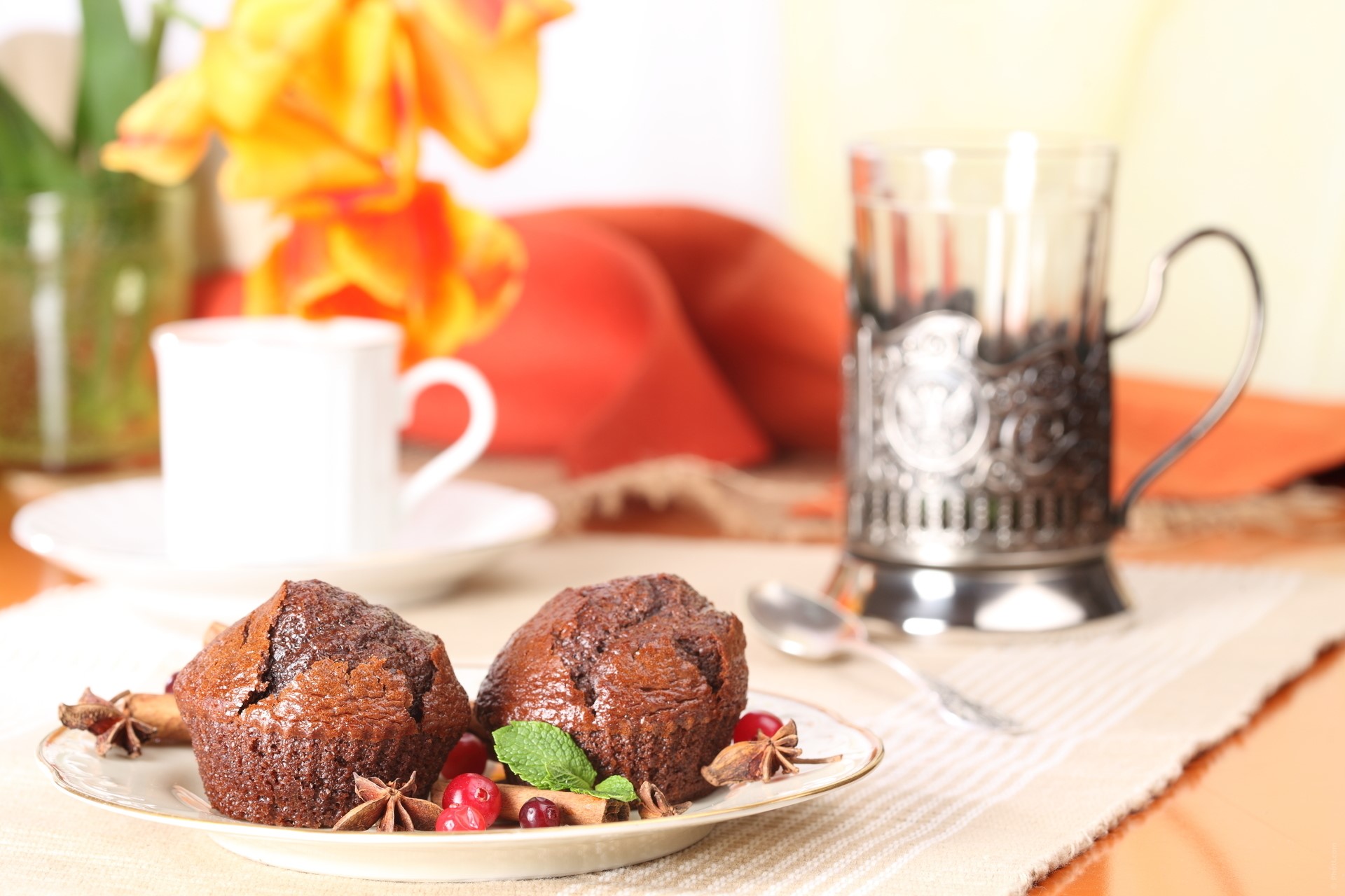 Chocolate muffins with cranberries and star anise HD Wallpaper
