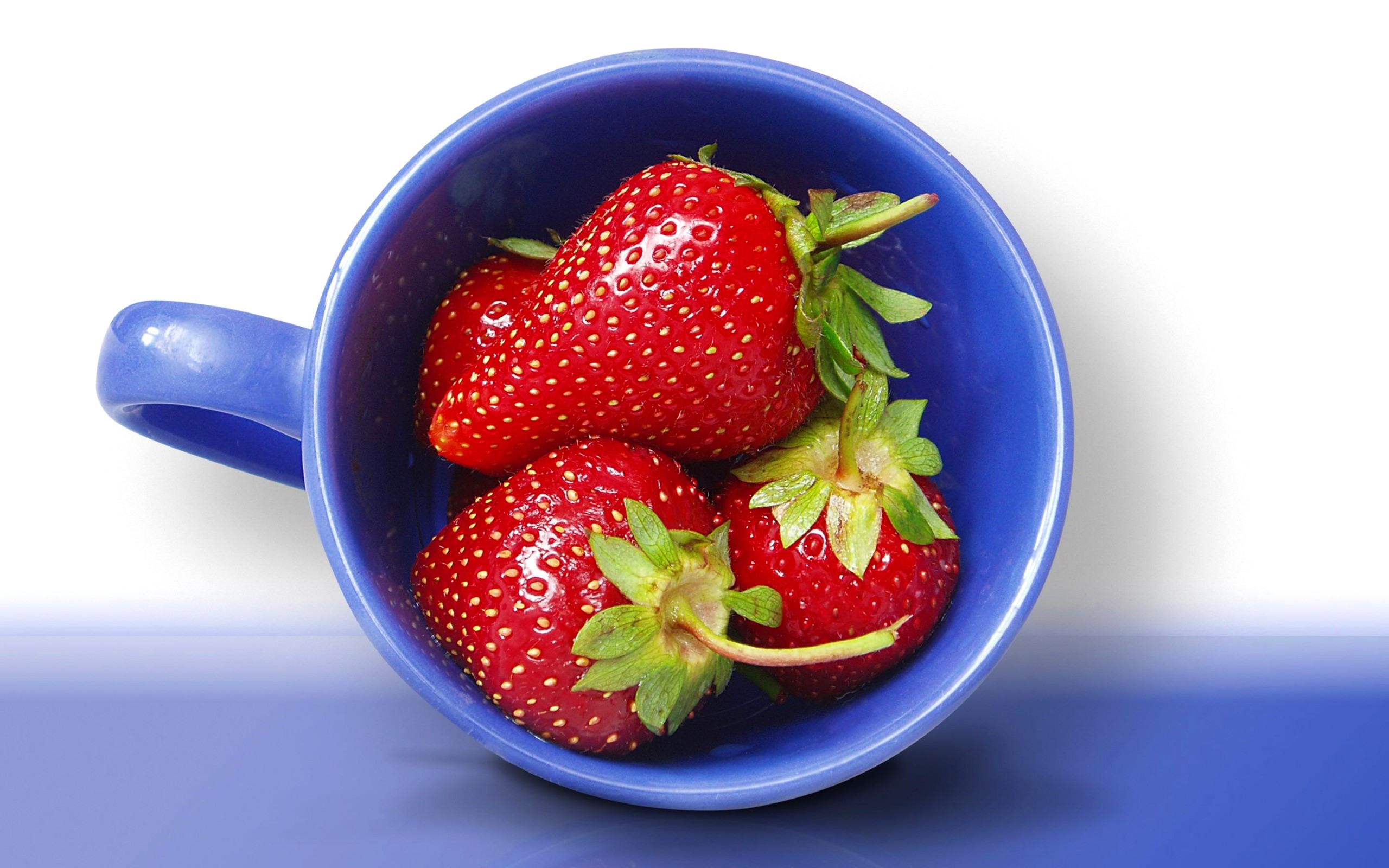 Strawberries in a blue cup HD Wallpaper