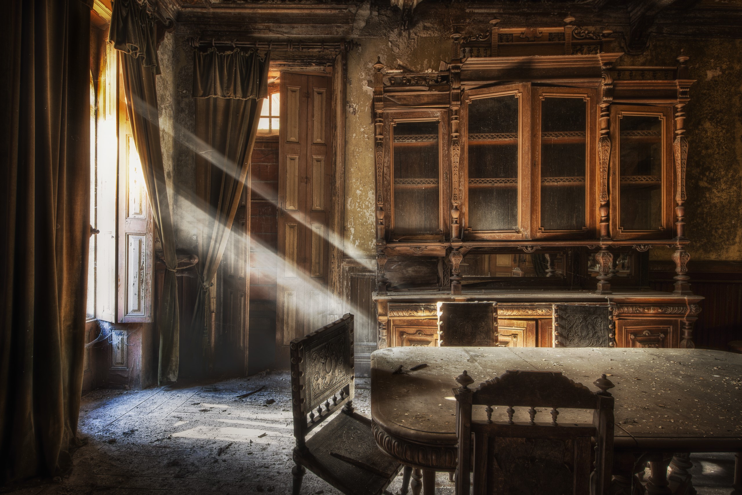 Abandoned room with antique furniture and light rays HD Wallpaper