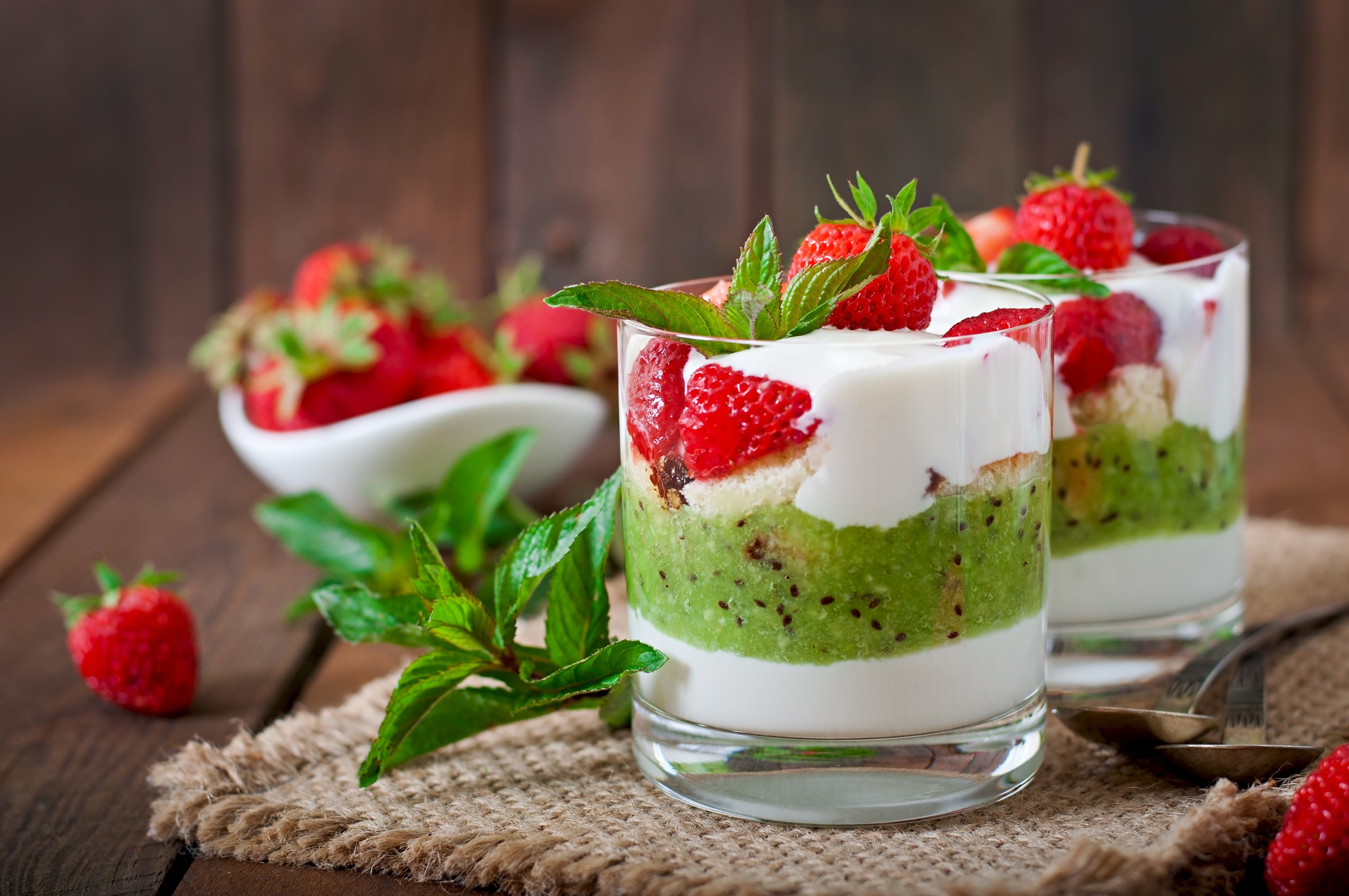 Strawberry and kiwi parfait in glasses HD Wallpaper