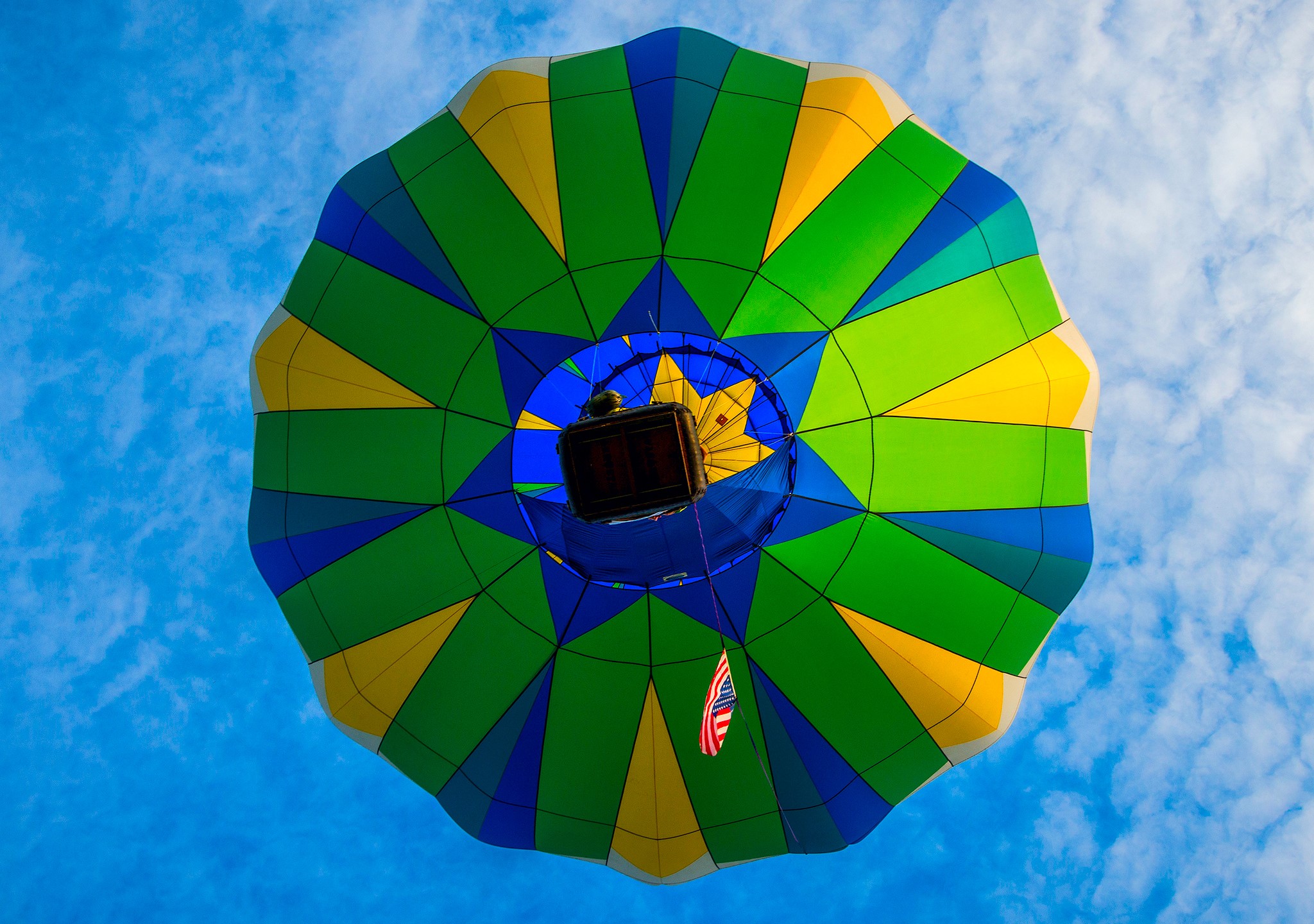 Hot air balloon with American flag HD Wallpaper