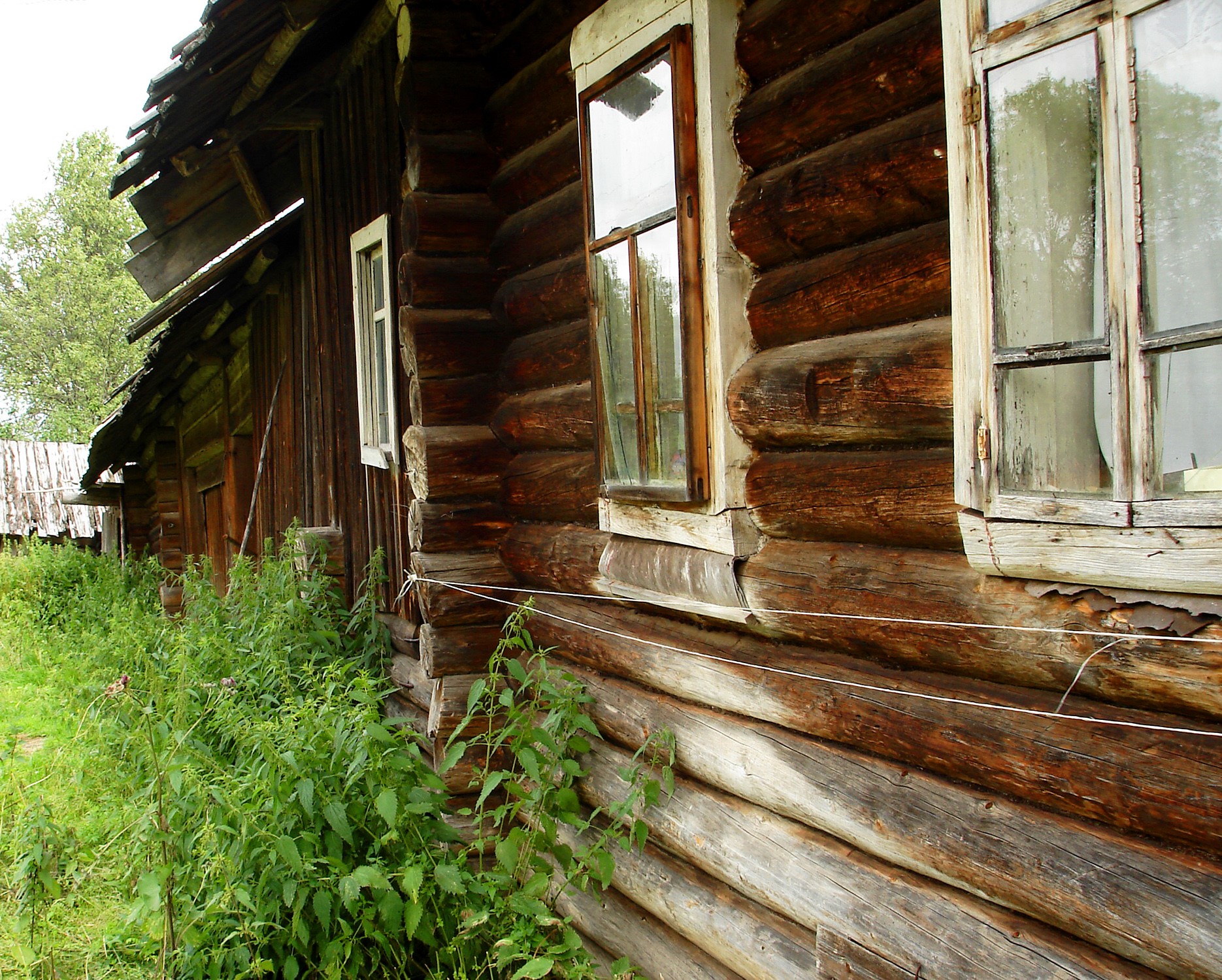 Old wooden house with windows HD Wallpaper