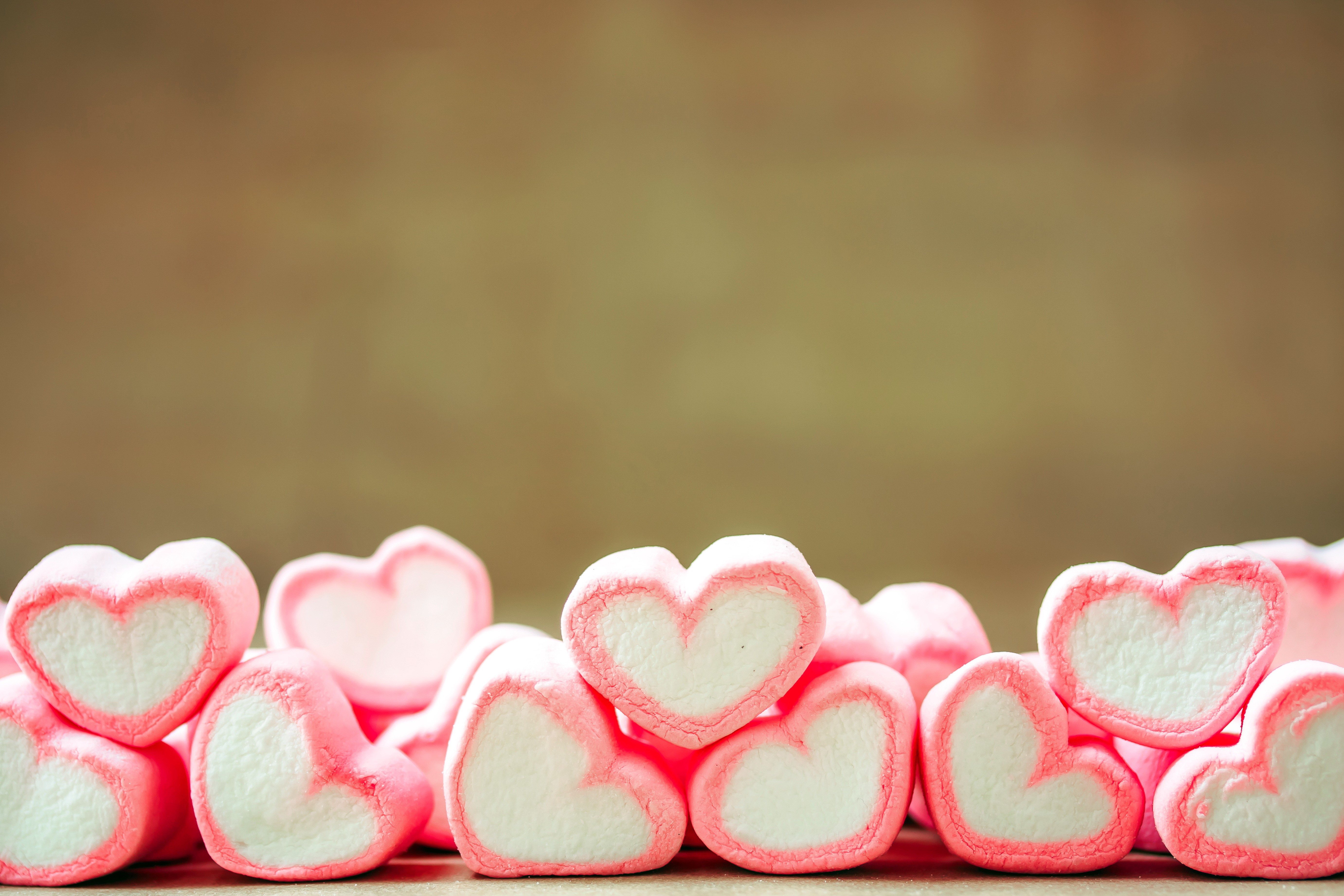 Pink heart-shaped marshmallows HD Wallpaper