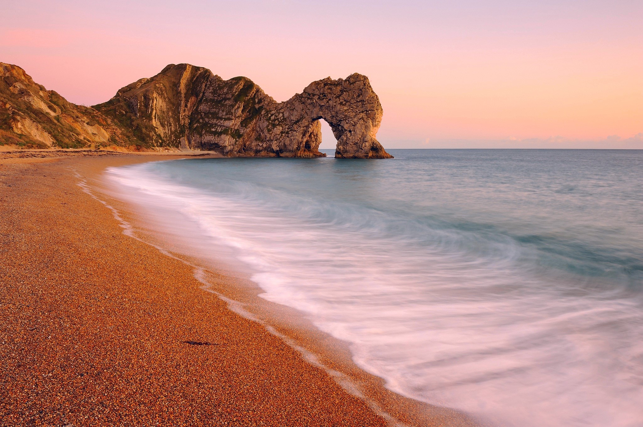 Durdle Door rock arch on a beach in England HD Wallpaper