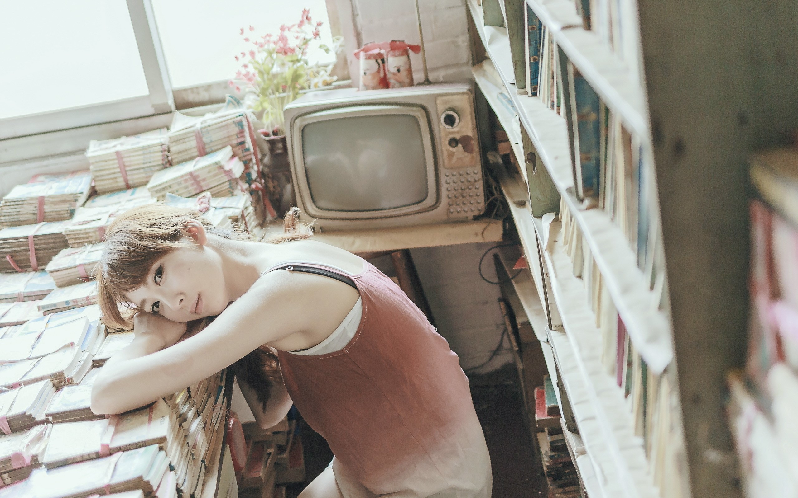 Woman in library with old TV and books HD Wallpaper