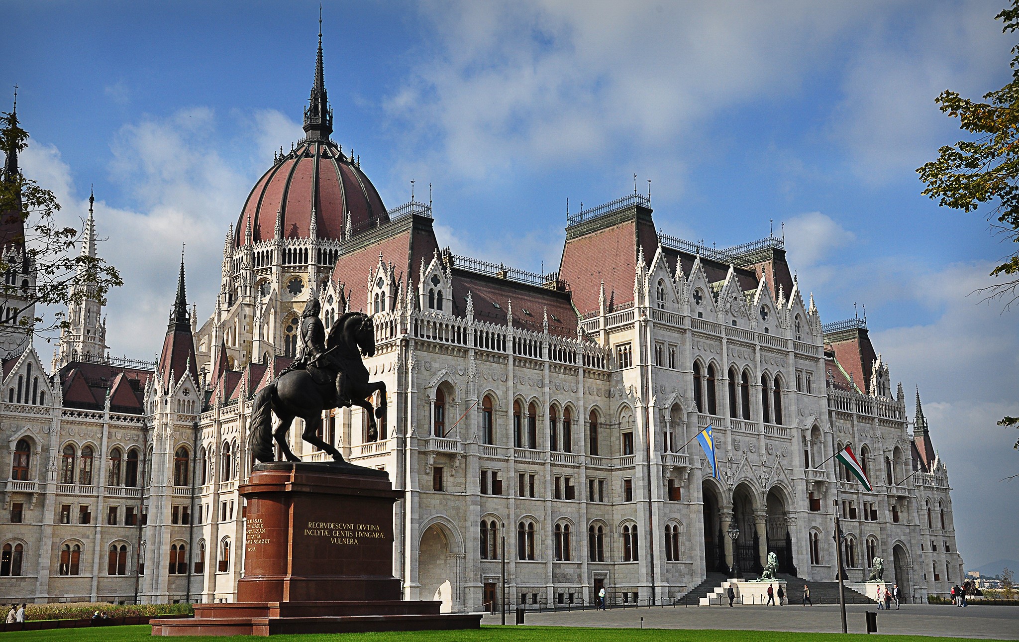 Hungarian Parliament Building and Kossuth Monument, Budapest HD Wallpaper