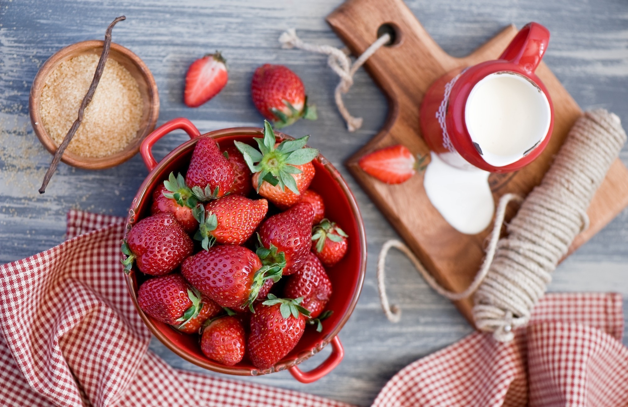 Strawberries with cream and sugar HD Wallpaper