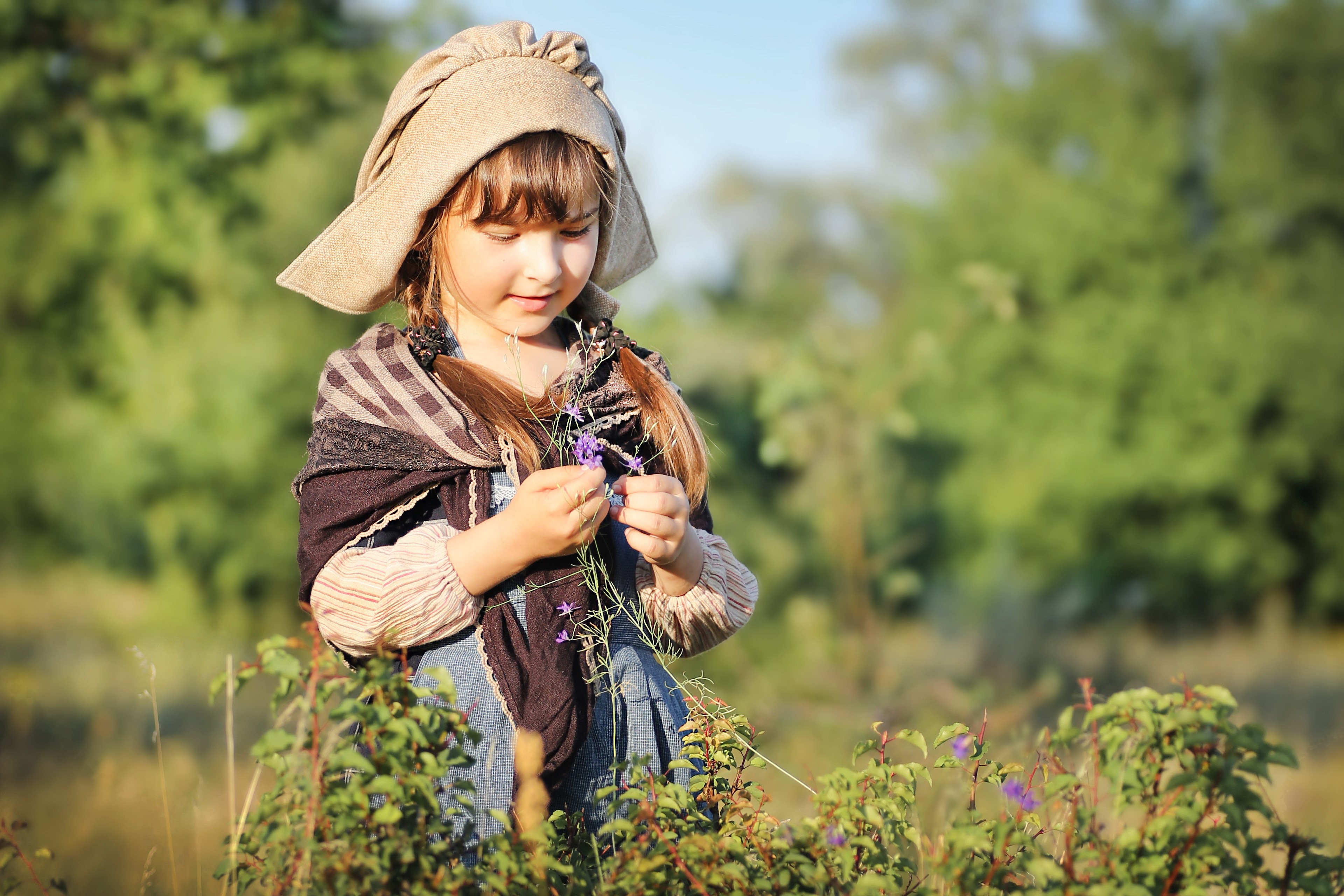 Little girl in a hat holding flowers HD Wallpaper