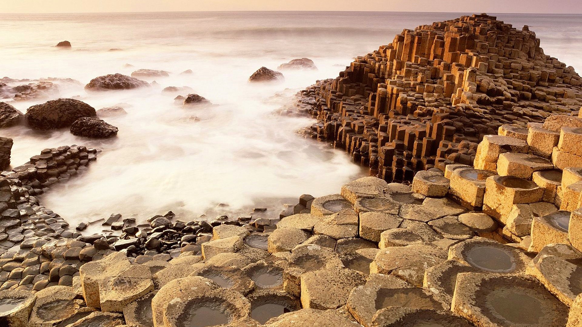 Giant's Causeway hexagonal basalt columns and sea HD Wallpaper