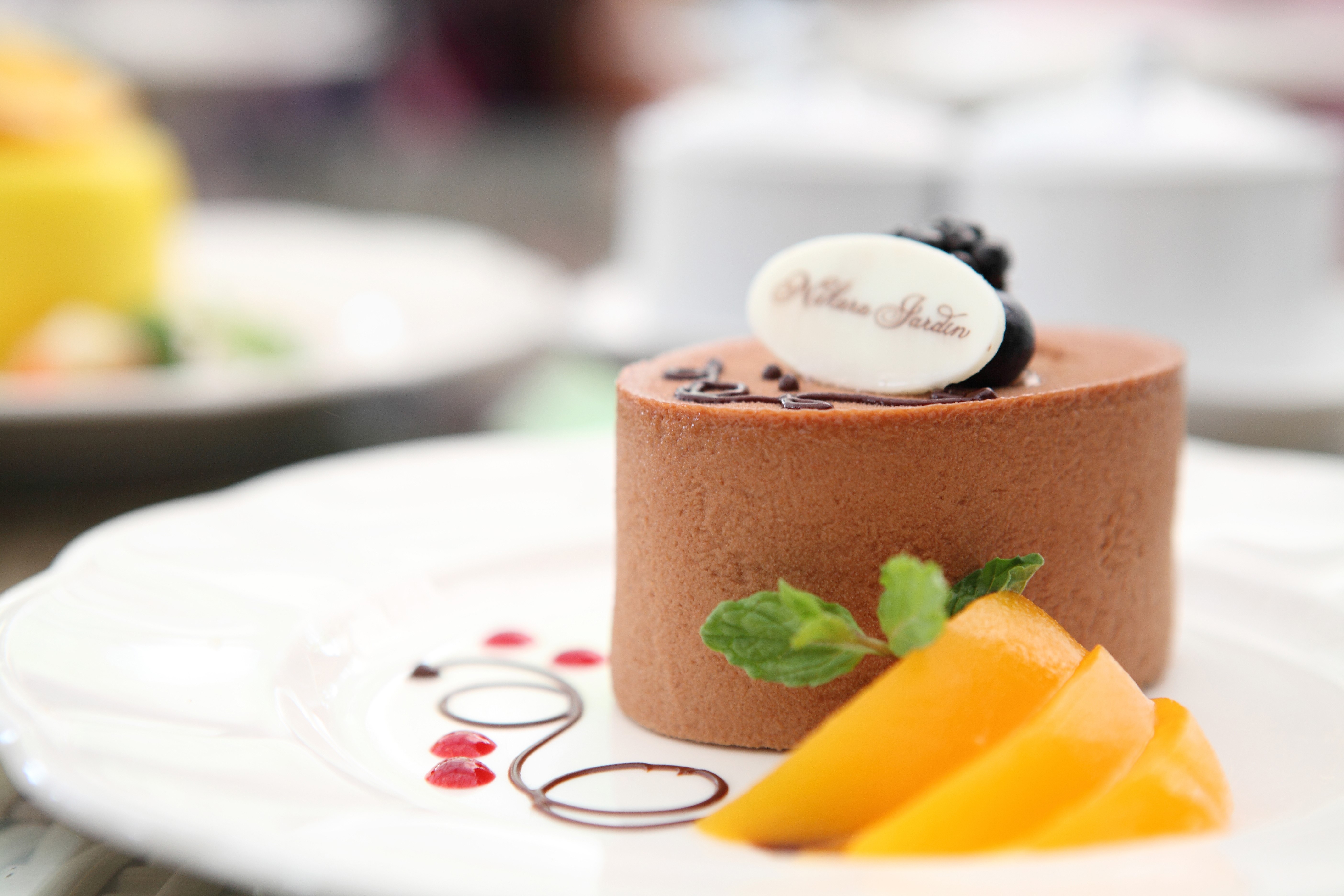 Chocolate cake with fruit on a plate HD Wallpaper