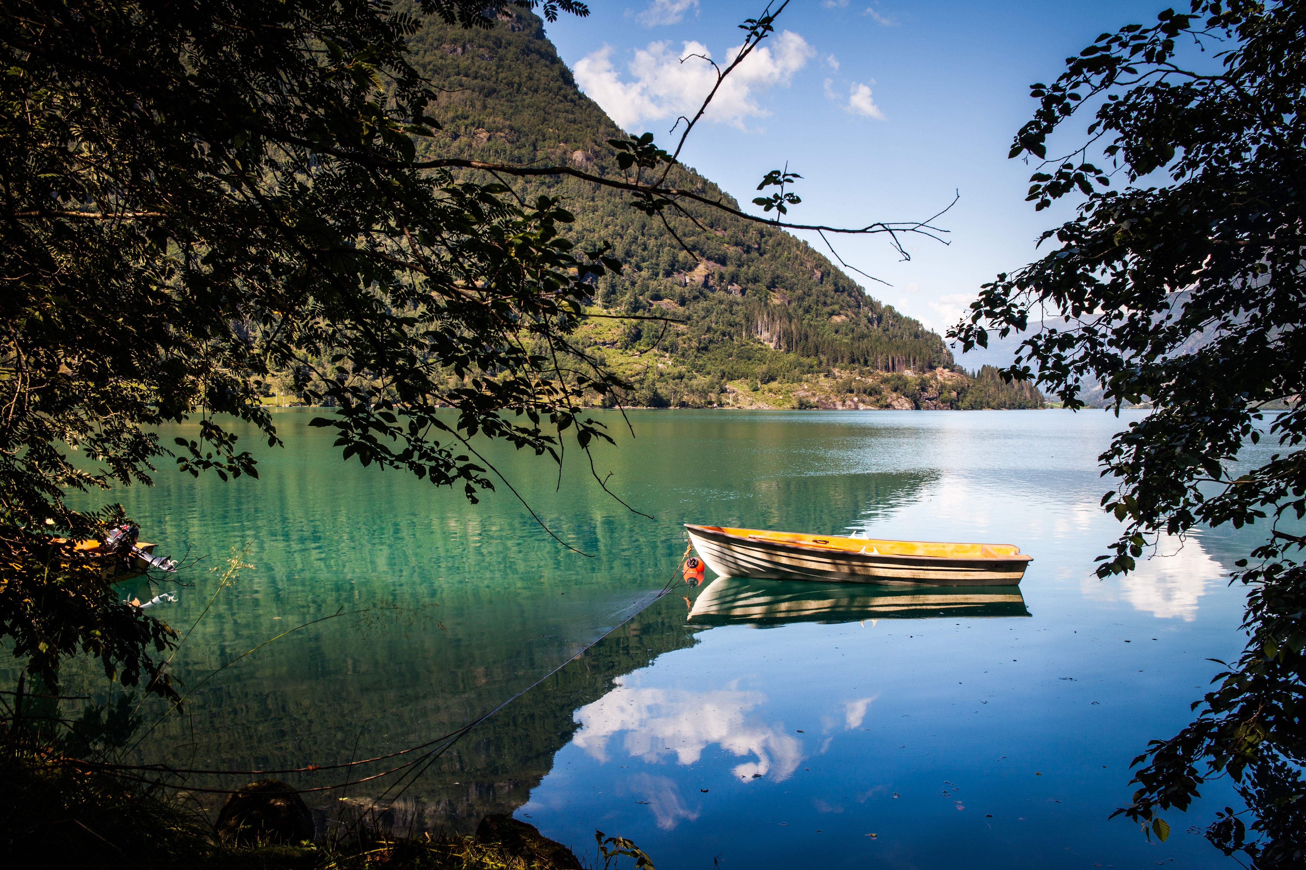 Boat on a lake with mountains and trees HD Wallpaper