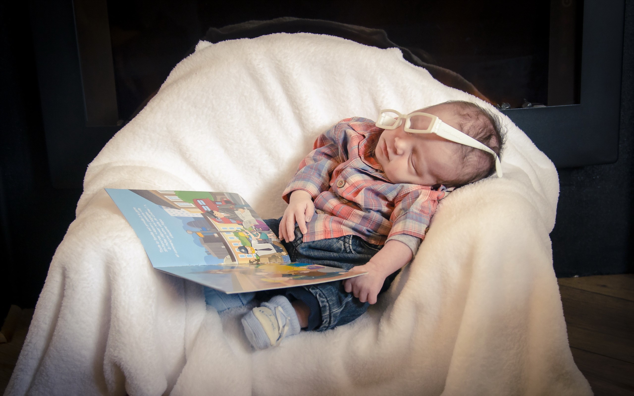 Baby sleeping with a book and glasses HD Wallpaper