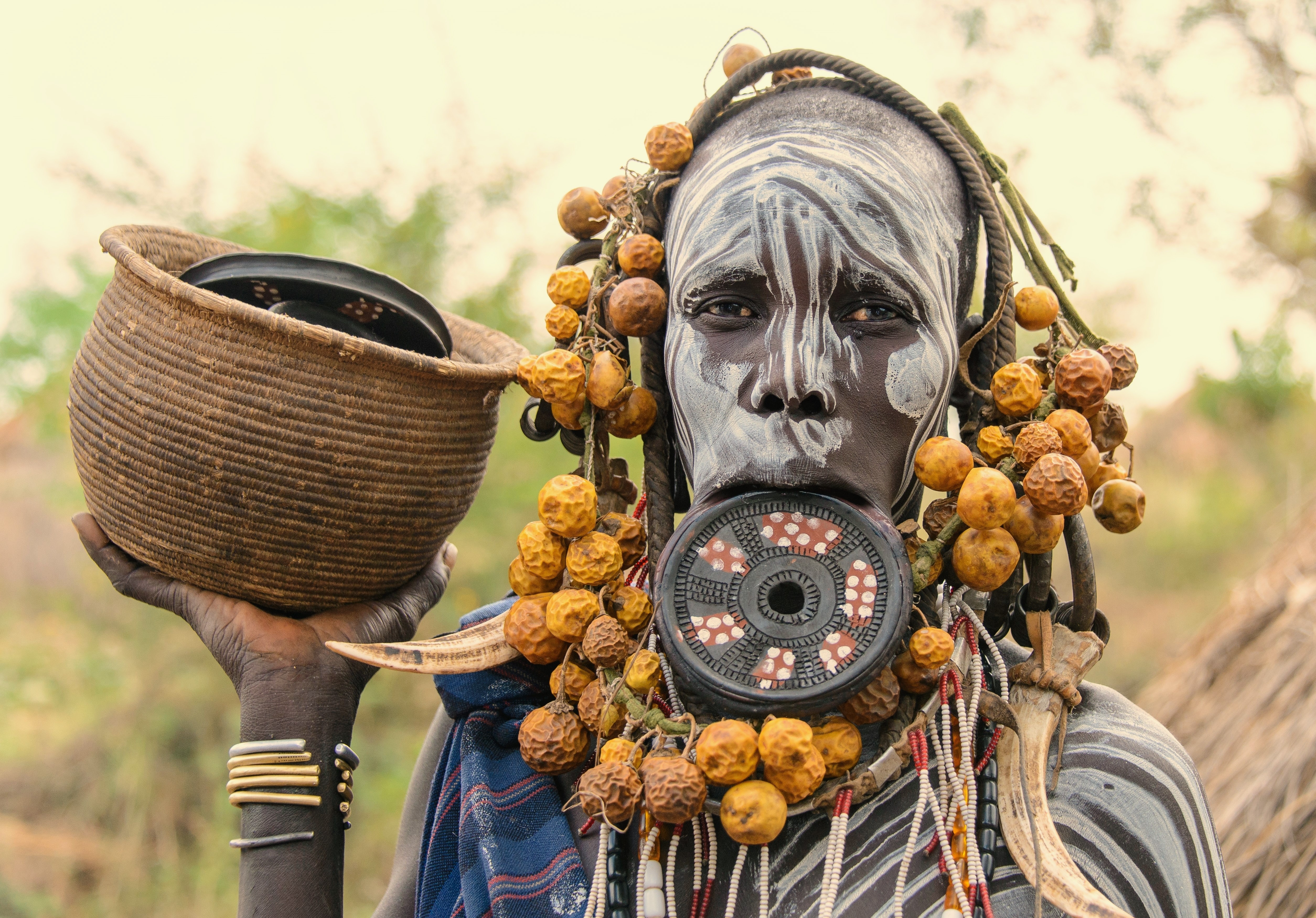 Woman from Ethiopia with lip plate and basket HD Wallpaper