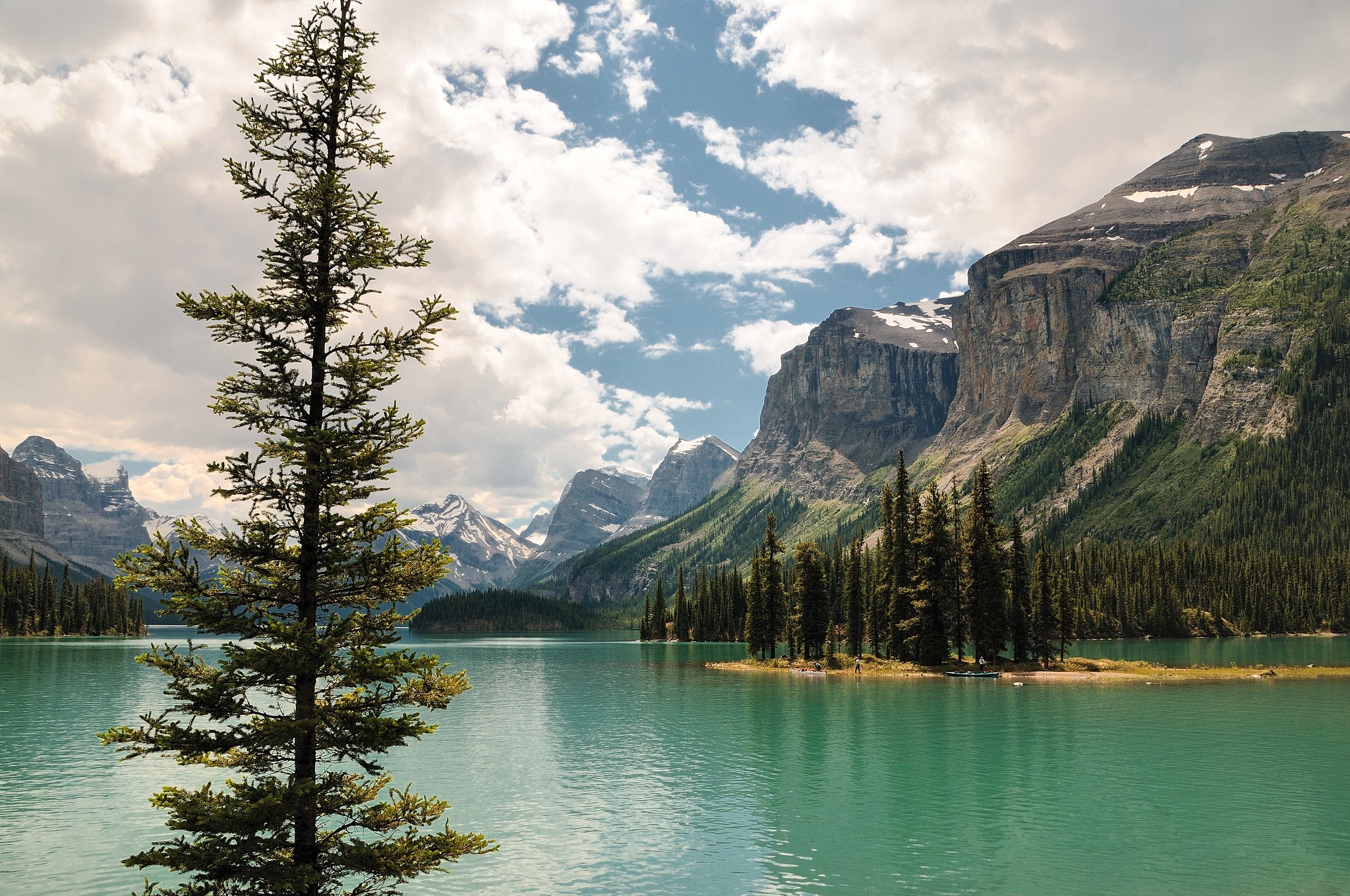 Maligne Lake, Canada, with Mountains and Trees HD Wallpaper